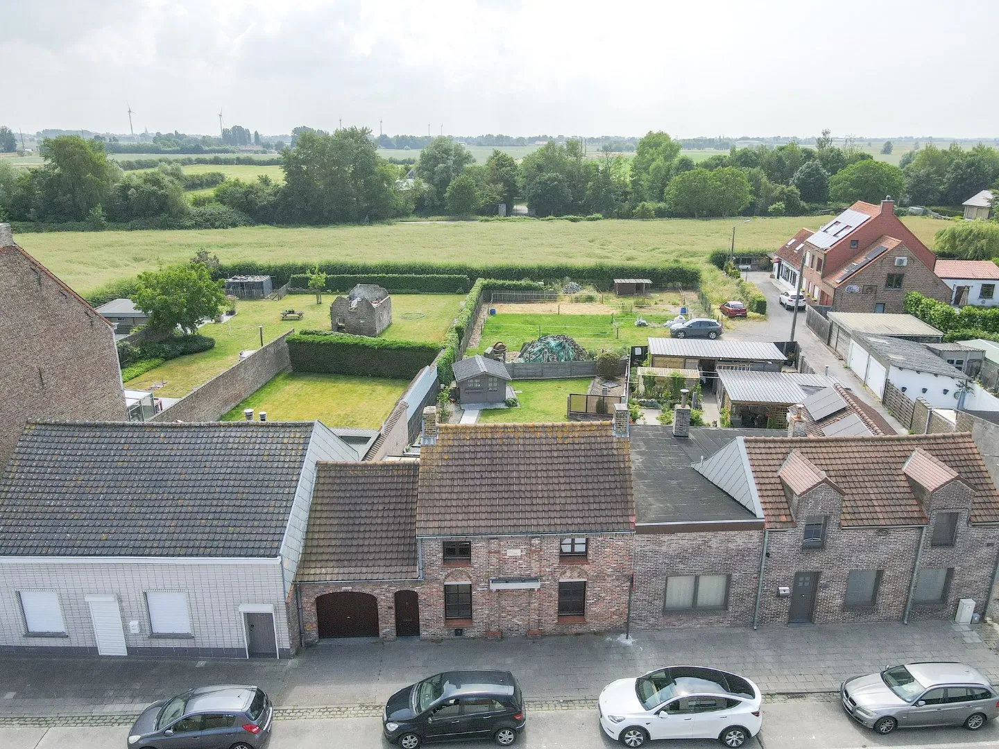 Karaktervolle rijwoning met garage op groot zonnig perceel