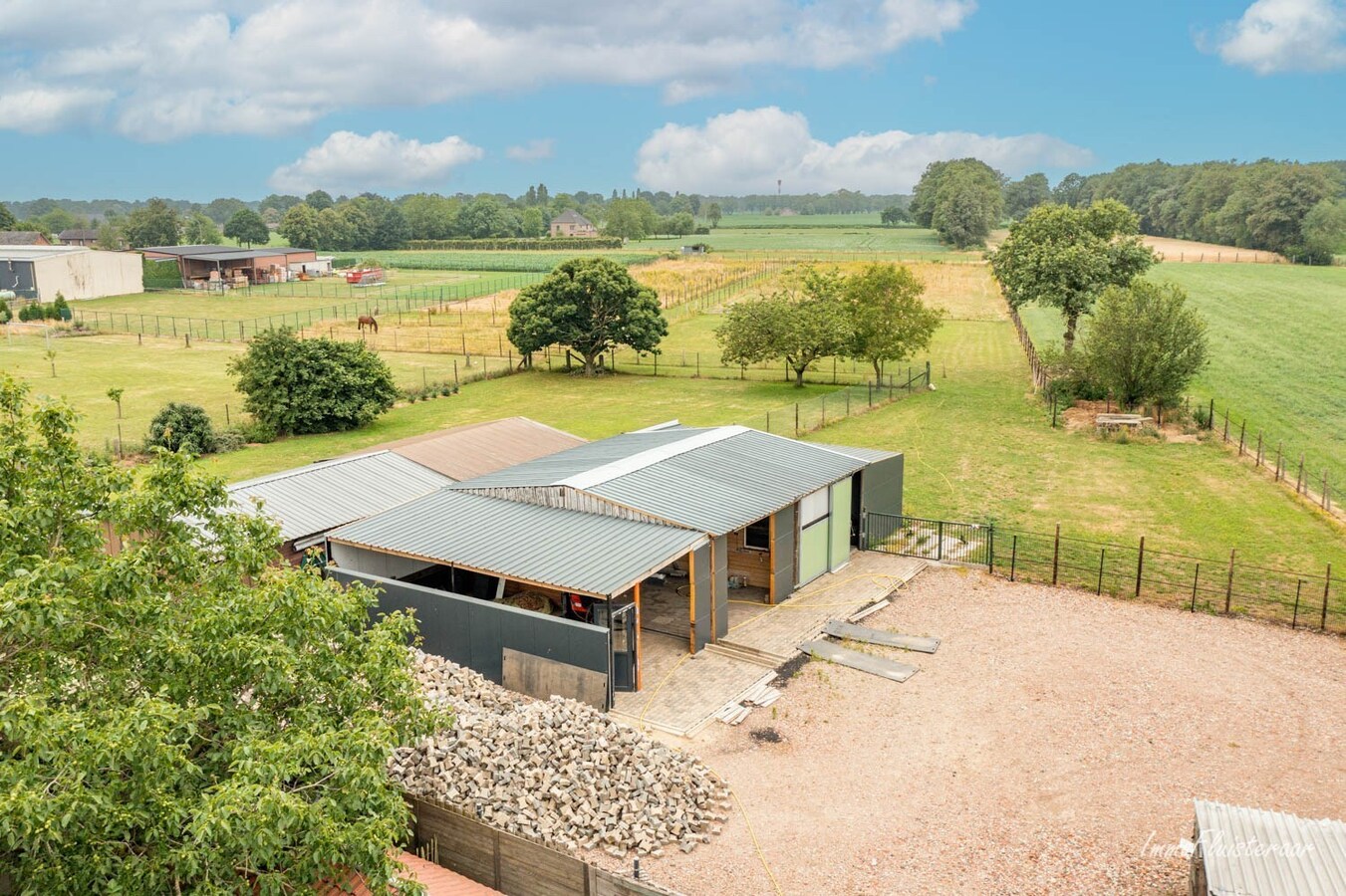 Maison r&#233;nov&#233;e avec des &#233;curies sur environ 1,1 ha &#224; Peer 