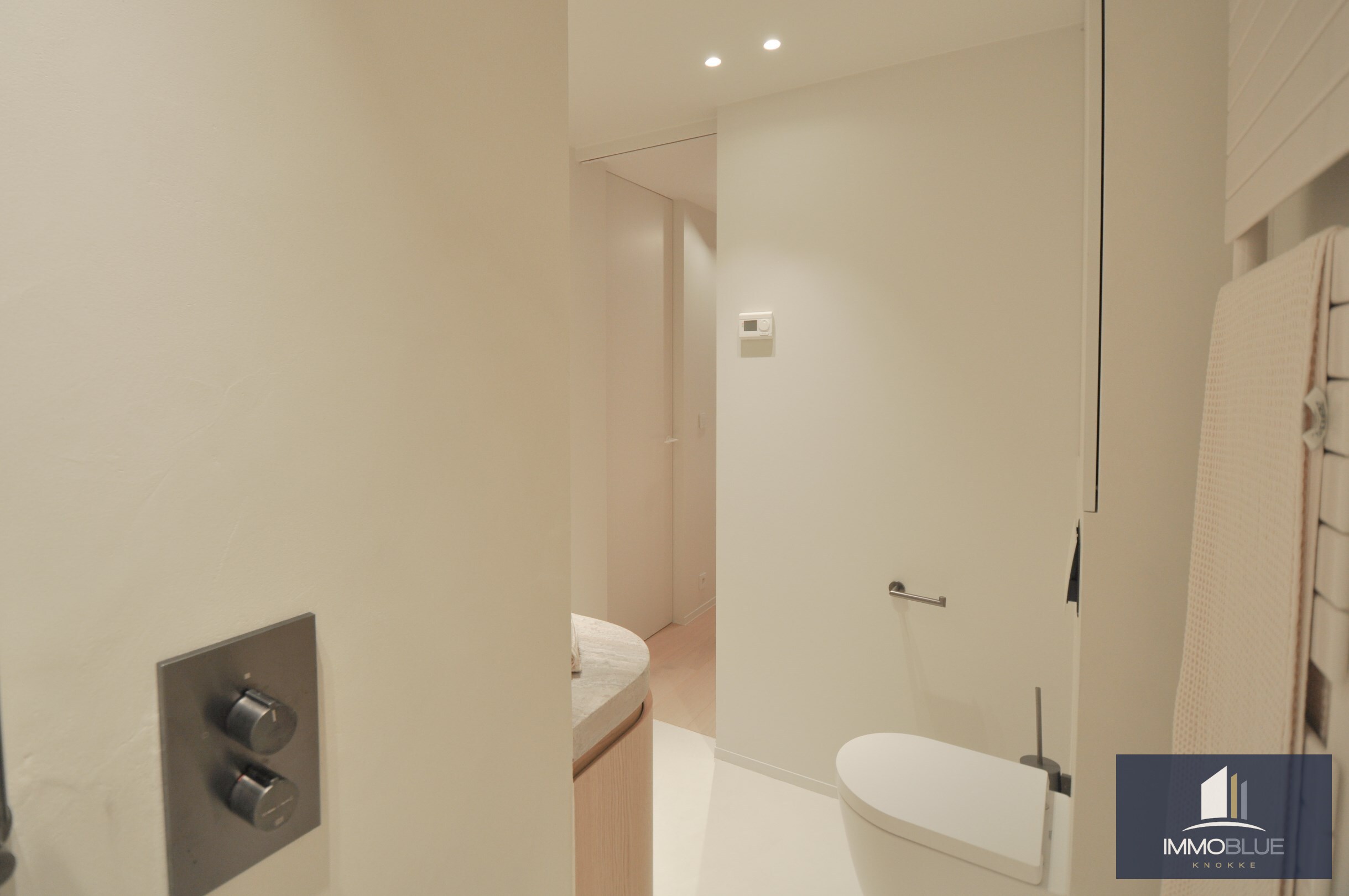 Volledig gerenoveerd appartement met een mooi zijdelings zeezicht gelegen nabij het Driehoeksplein. 
