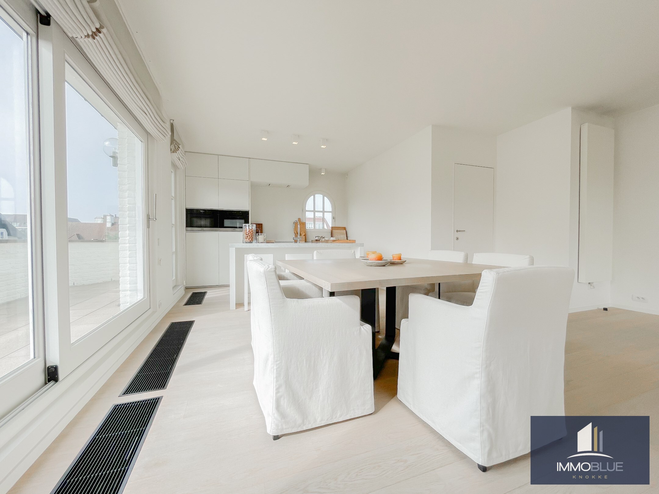 Subliem hoekappartement met ruime terrassen gelegen in het prestigieuze domein Tennis Garden. 