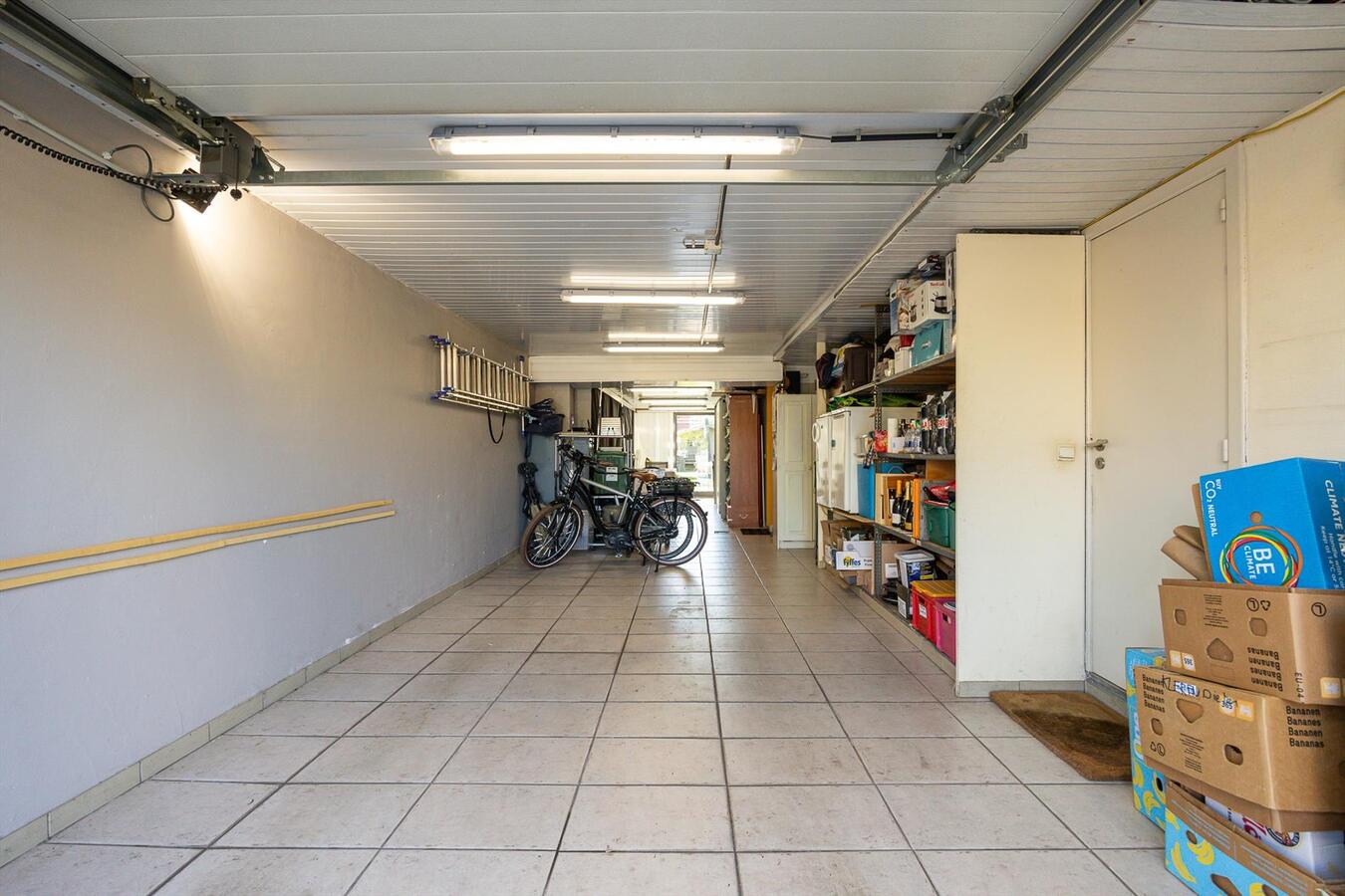 Zeer ruime bel-&#233;tage woning in een rustige woonwijk! 