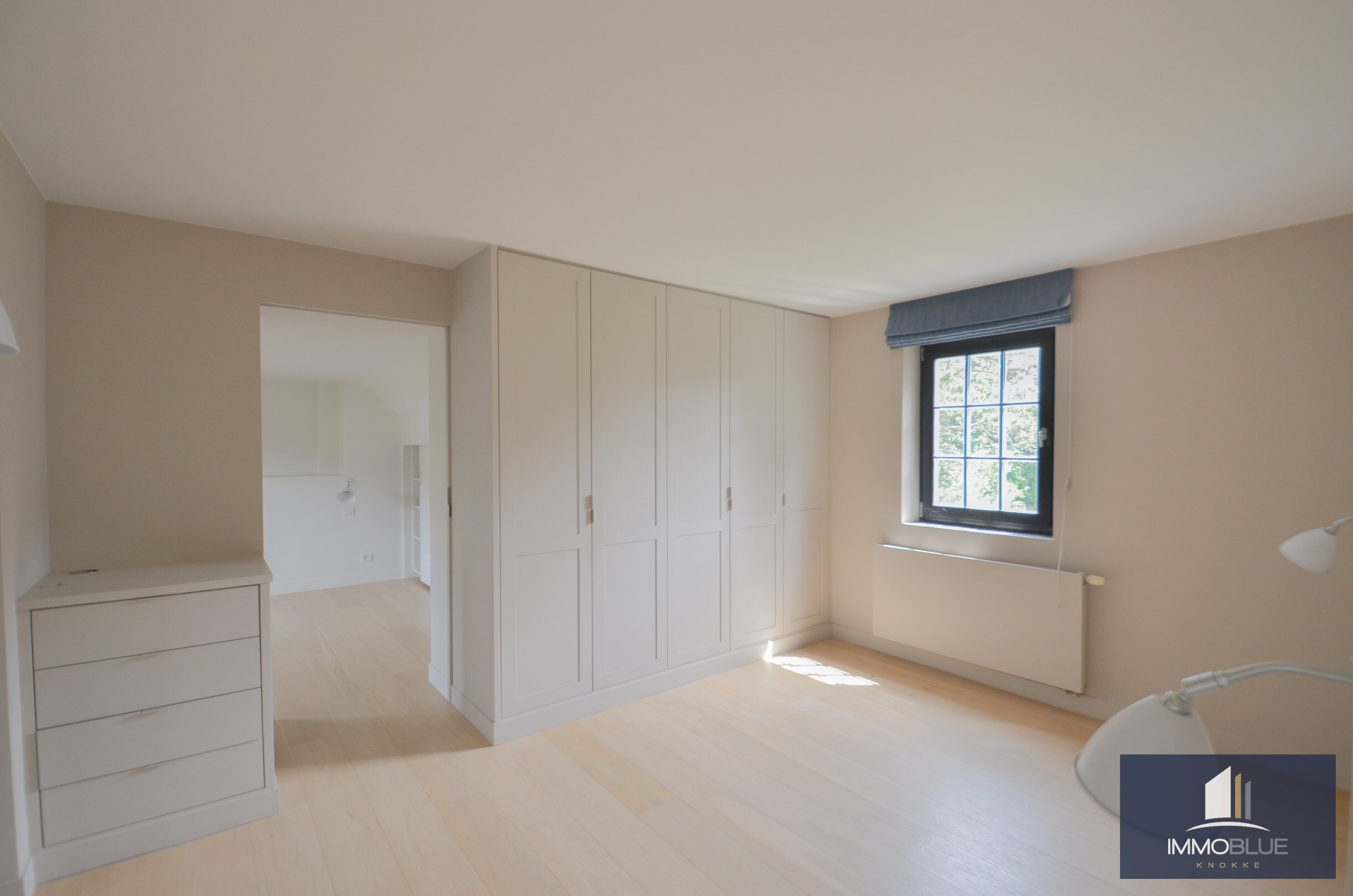 Villa exclusive, situ&#233;e au calme sur un terrain de 1.628 m&#178;, &#224; proximit&#233; du Royal Zoute Tennis Club. 
