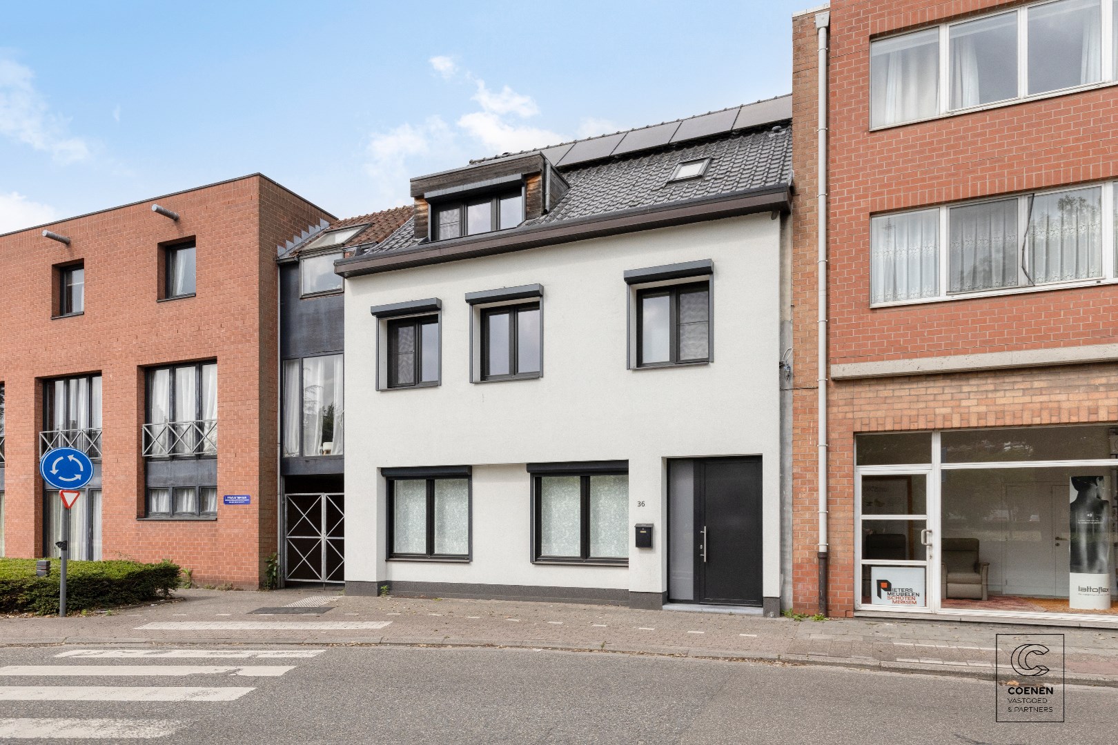 Prachtige woning van 200 m&#178; met vier slaapkamers op een uitstekende locatie te Schoten! 