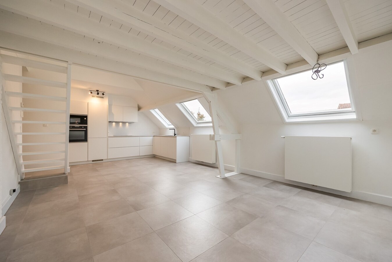 Volledig gerenoveerd dakappartement in centrum Sint-Antonius 