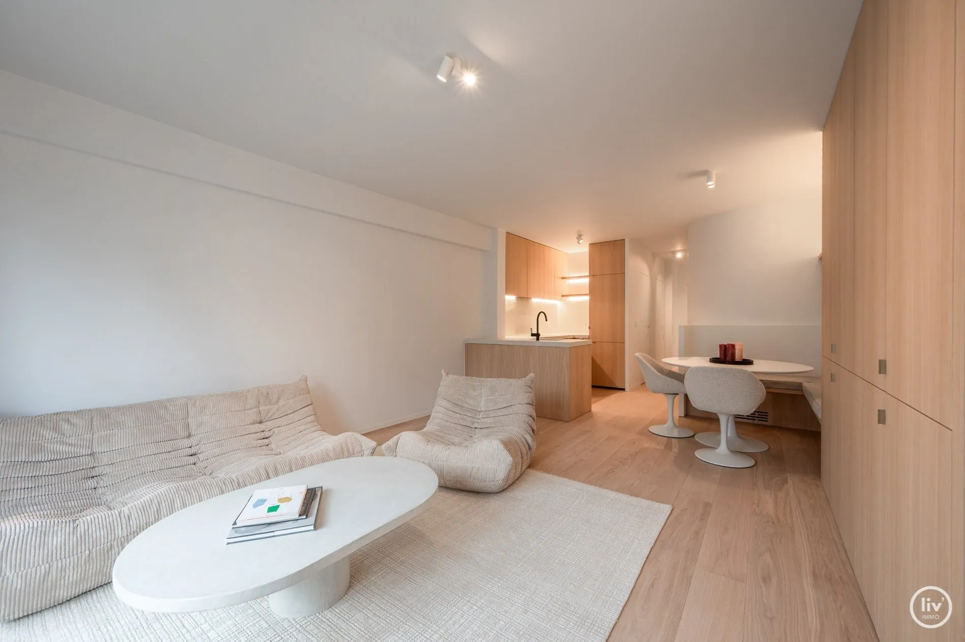 Magnifique appartement rénové de 2 chambres sur la Lippenslaan avec des finitions haut de gamme.