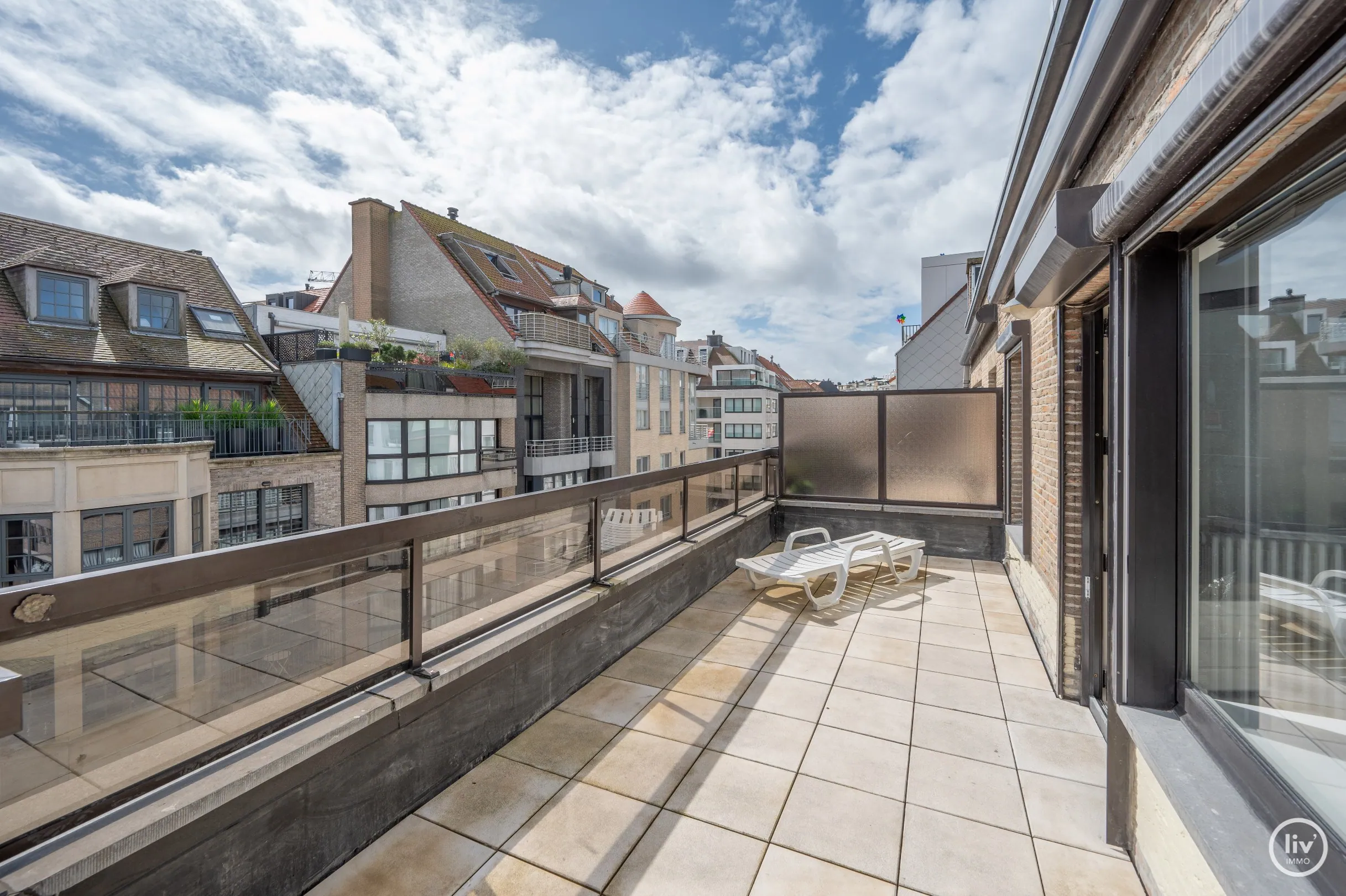 Bel appartement de 3 chambres avec une belle terrasse ensoleillée, idéalement situé dans la rue Blancgarin, à proximité de la digue à Knokke.