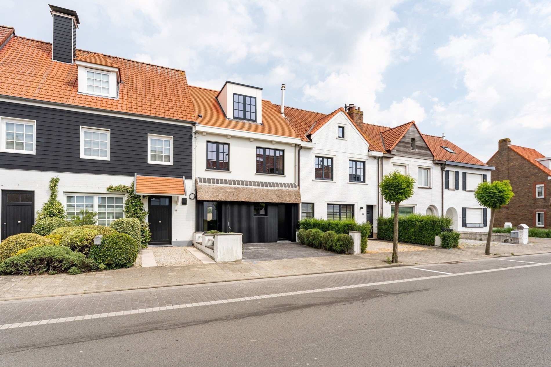 Maison enti&#232;rement r&#233;nov&#233;e avec 4 chambres et jardin enti&#232;rement am&#233;nag&#233; situ&#233;e &#224; la rue Jan Devisch. 