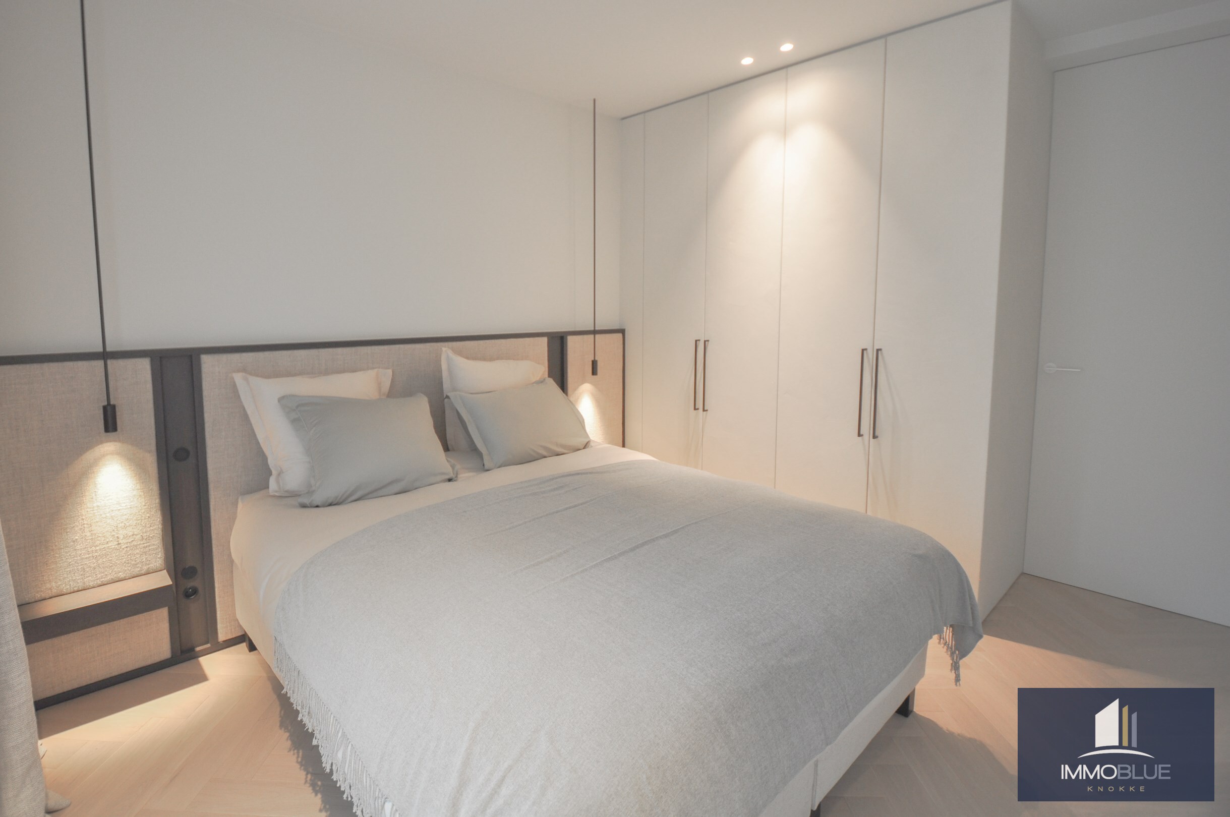 Uitzonderlijk ,tijdloos volledig gerenoveerd appartement met een open zicht . 