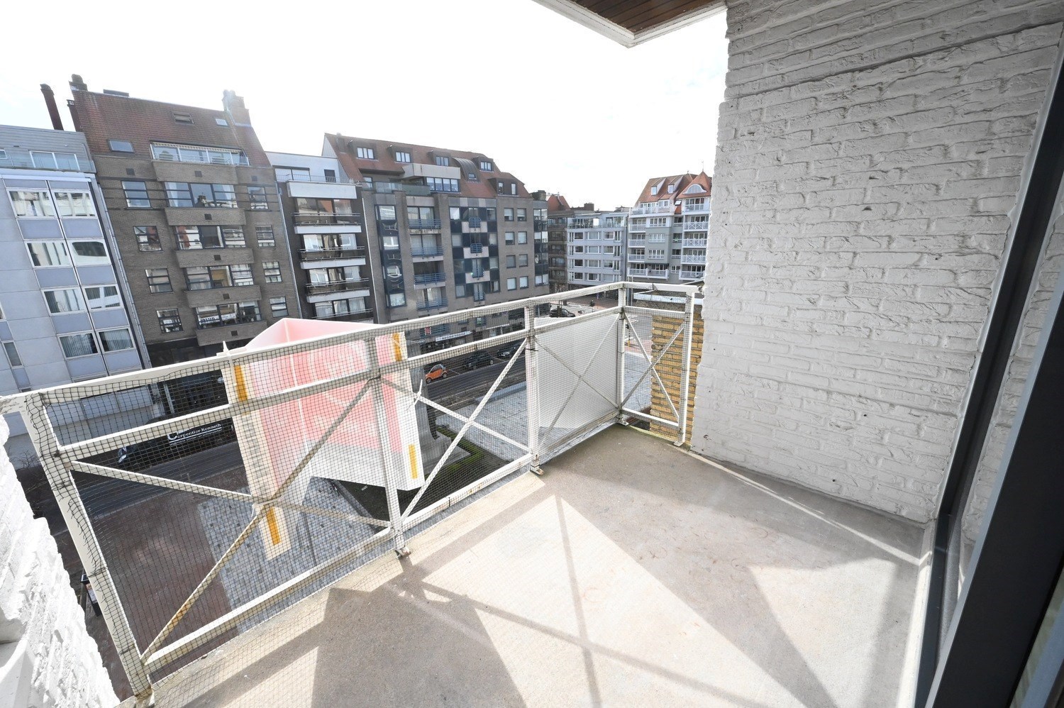 ONGEMEUBELD - NIEUW - Luxueus gerenoveerd appartement met 3 slaapkamers en met een OPEN ZICHT op het Burgemeester Frans Desmidtplein. 