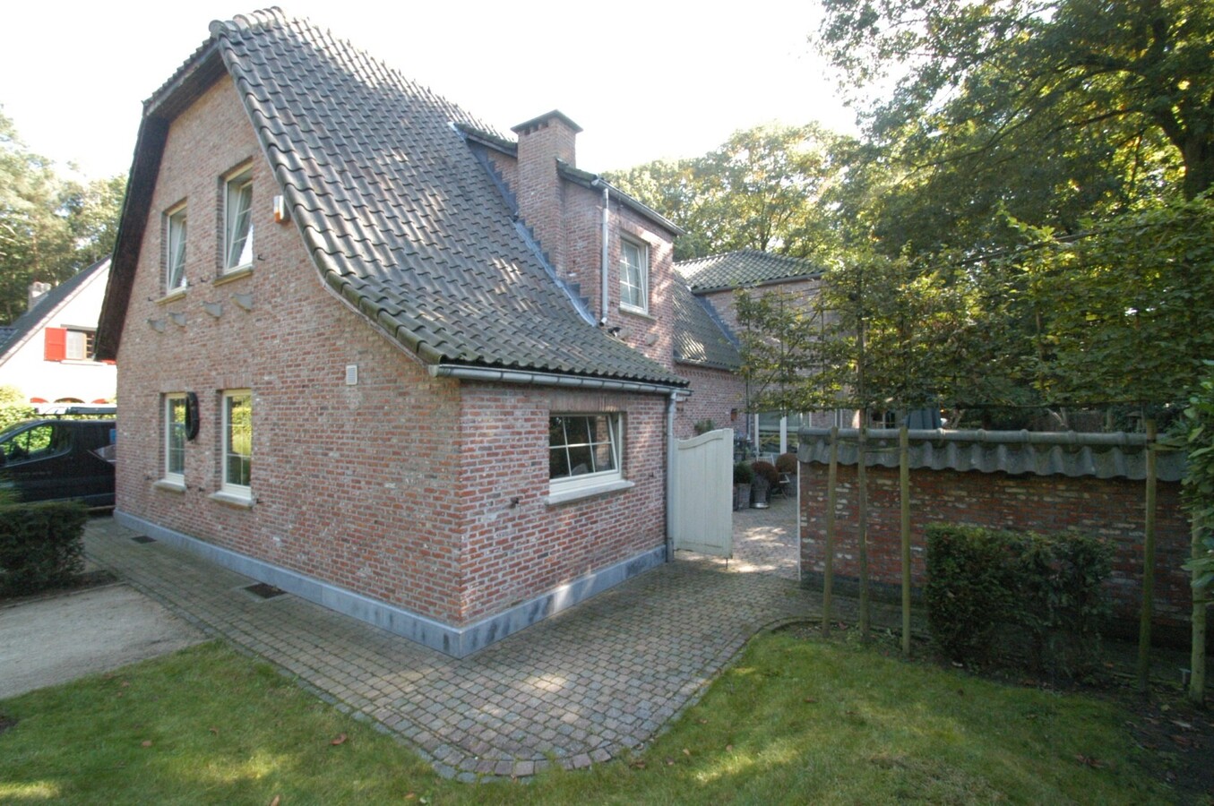 Smaakvol ingericht landhuis met stallen op ca. 1.600m&#178; te Zandhoven 