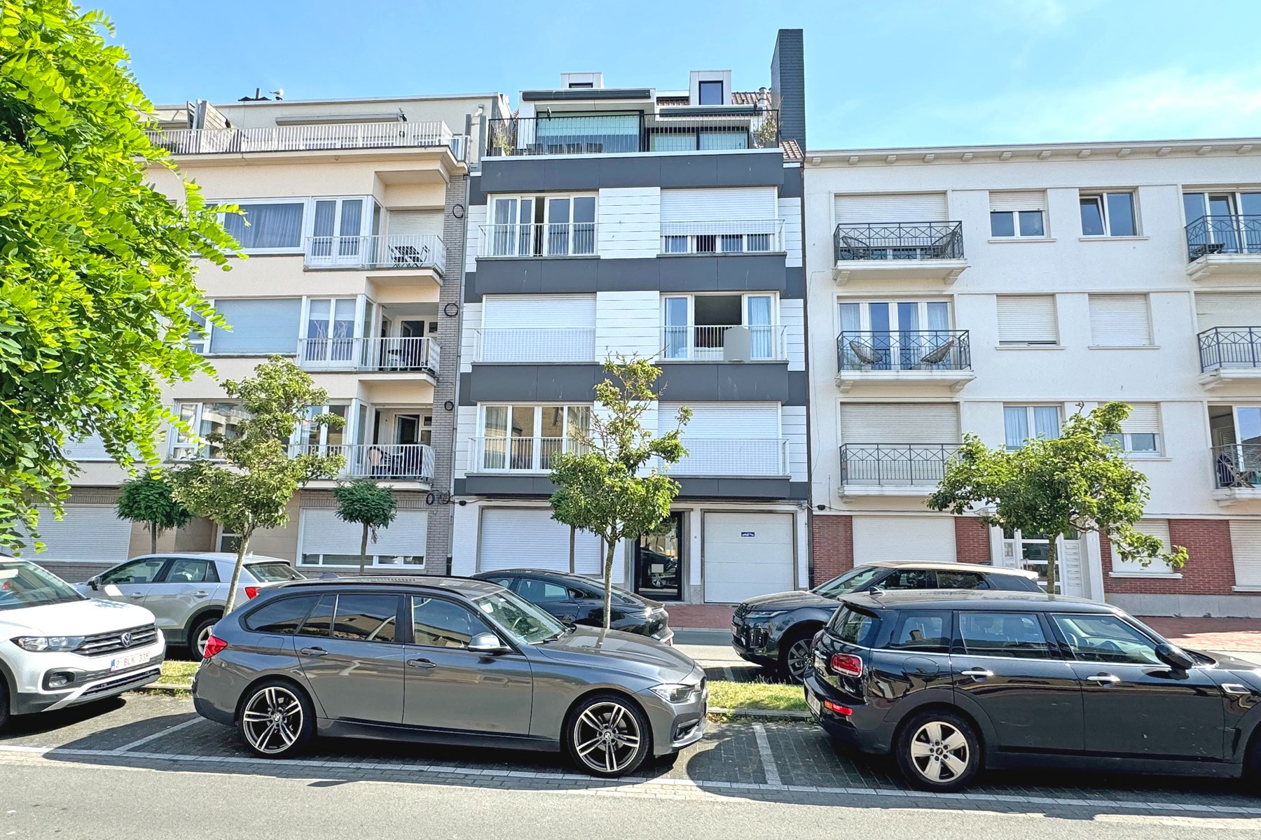 Luxueus afgewerkt zuid-west gericht appartement gelegen op een topligging met open zicht vlakbij de Dumortierlaan te Knokke. 