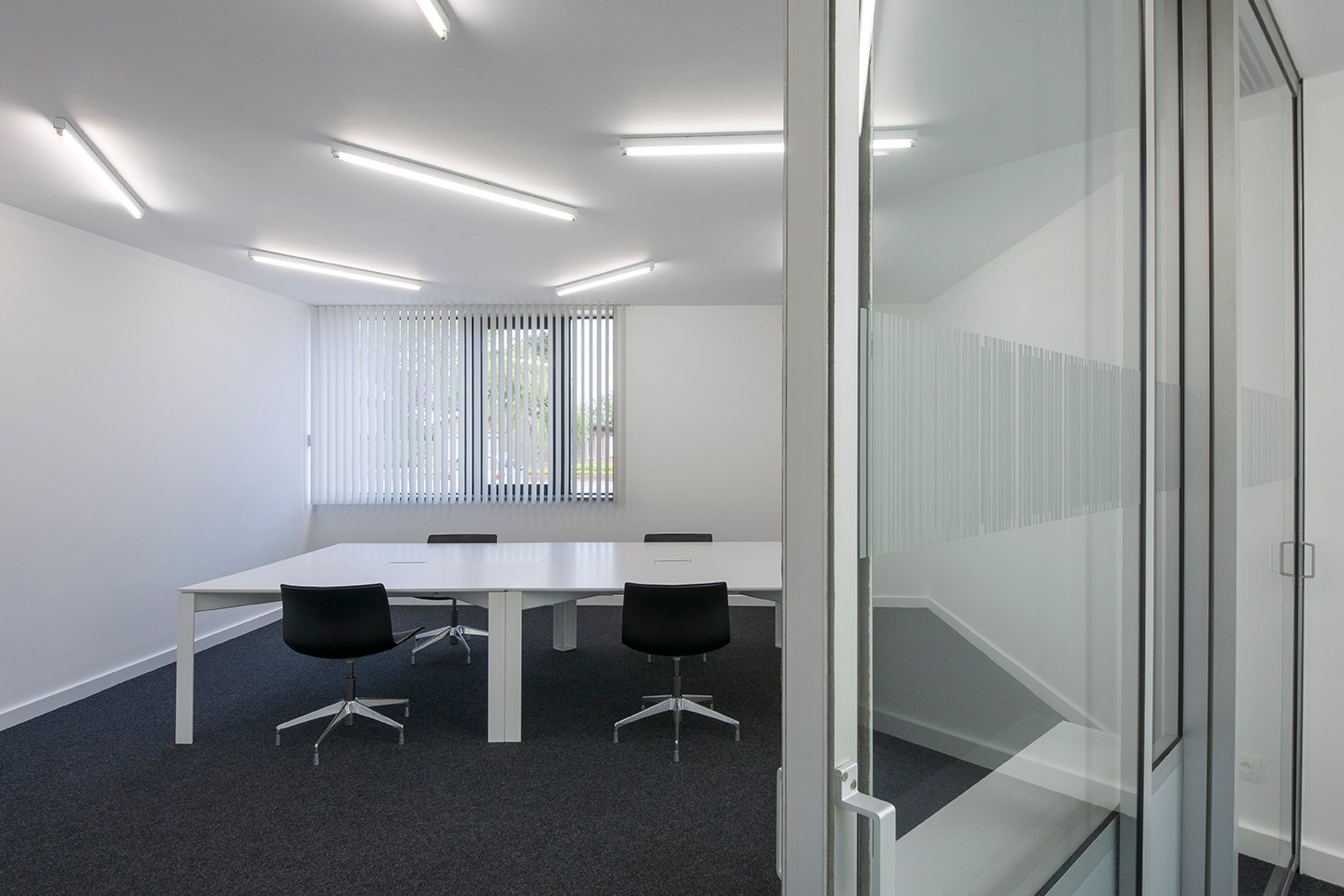 Instapklare kantoorruimte  (32 m&#178;) met parking en alle faciliteiten inclusief, Torhout. 