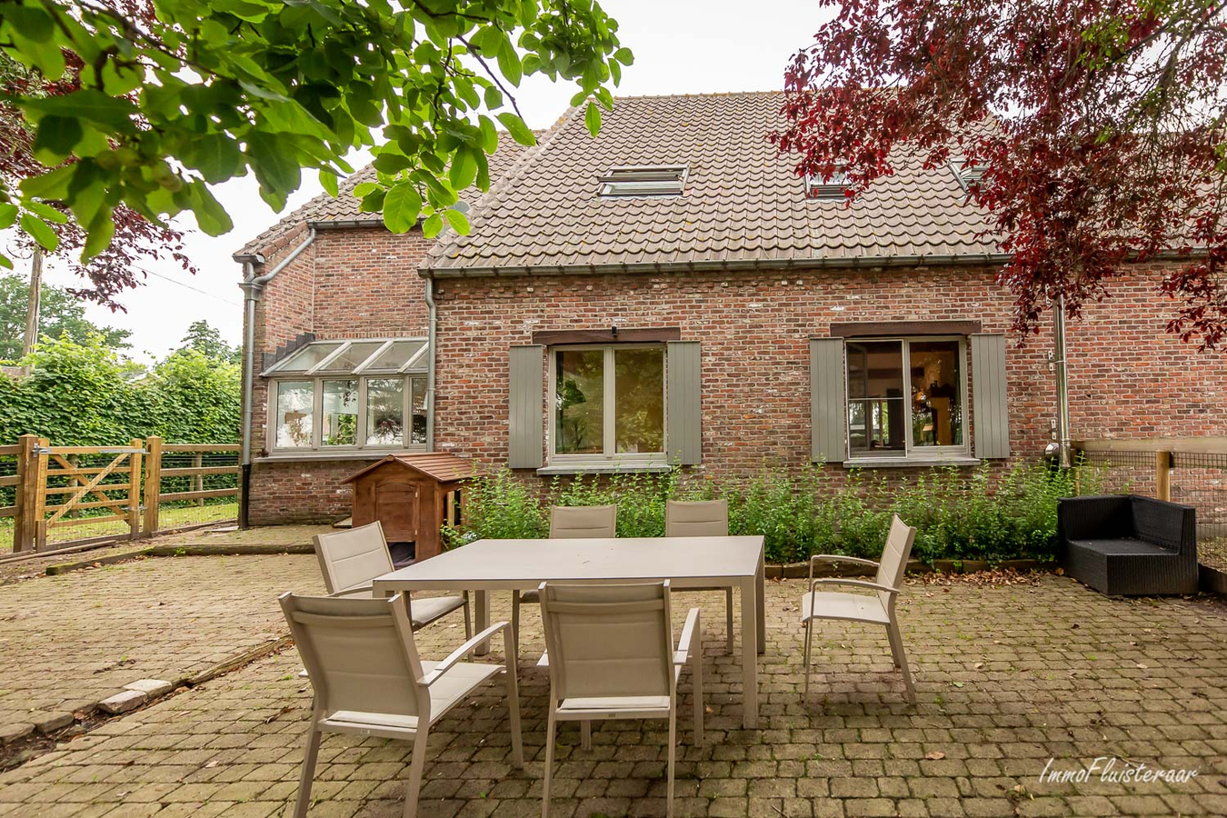 Prachtige villa in landelijk kader met stalgebouw en aanpalend grasland op 8.862m&#178;. 