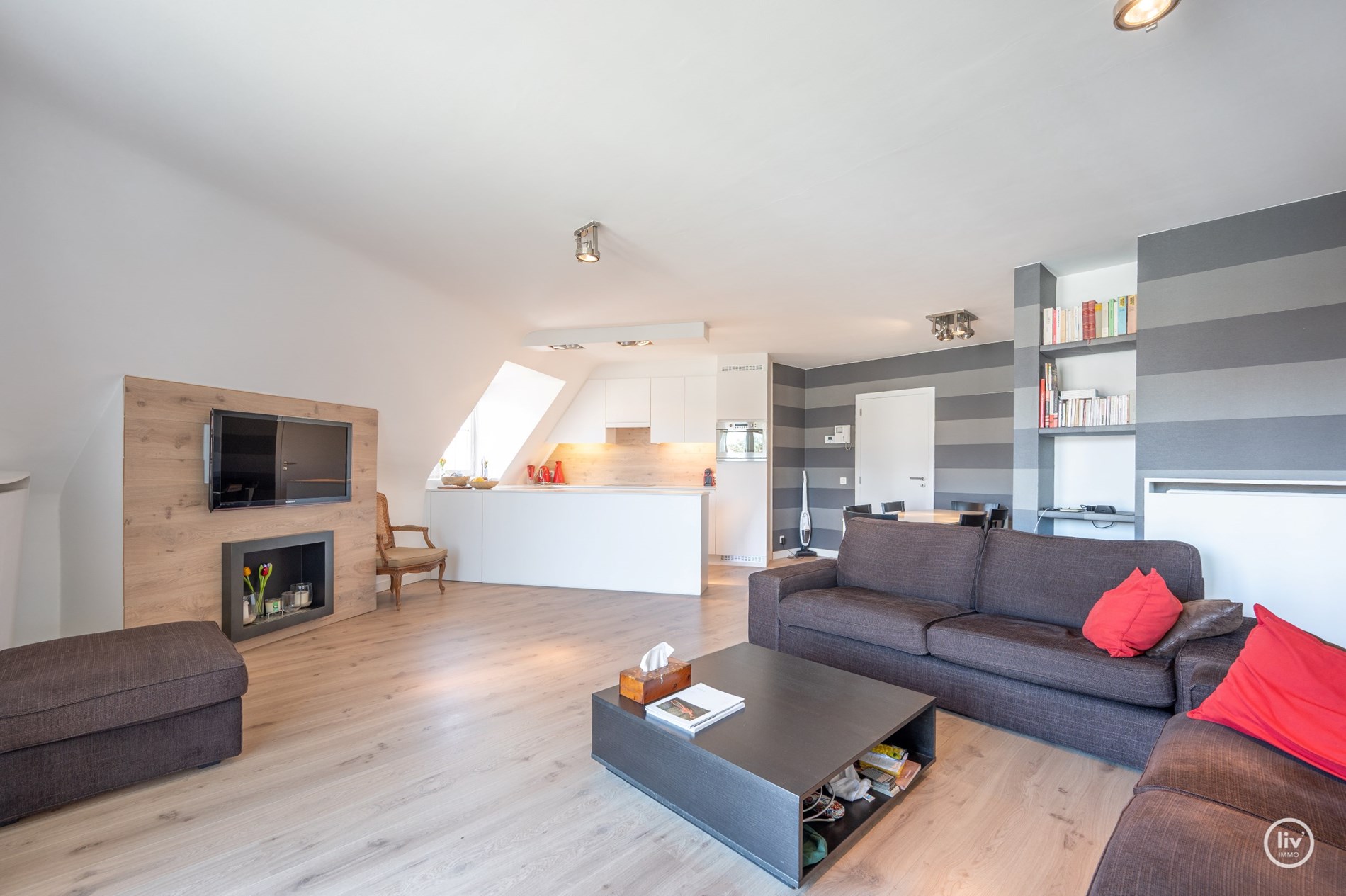 Volledig instapklaar 3-kamer appartement op wandelafstand van de Zeedijk-Duinbergen met mogelijkheid tot aankoop van een inpandige garagebox! 
