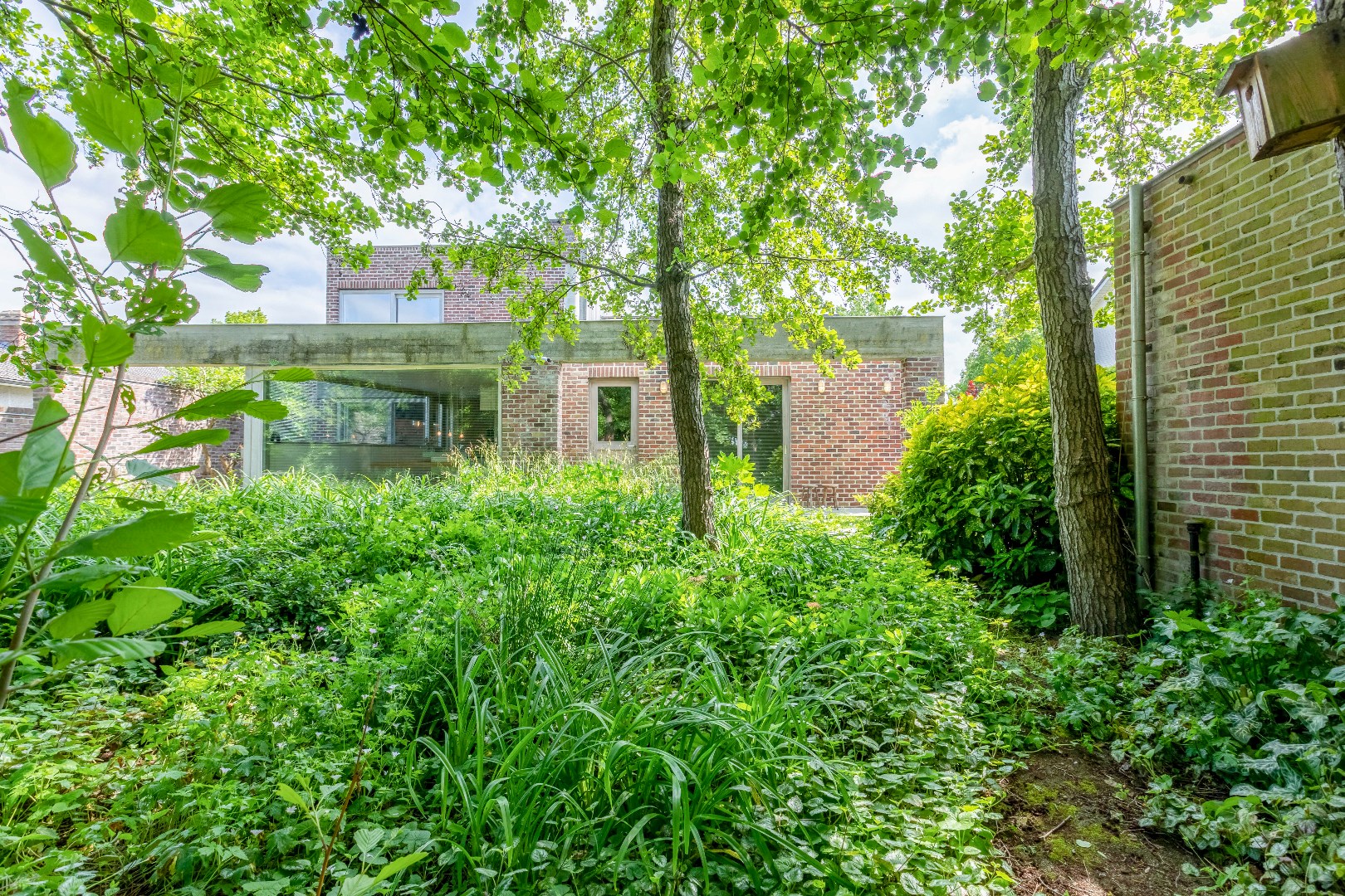 VERKOCHT Unieke kunstenaarswoning met kleine parktuin te Drongen 