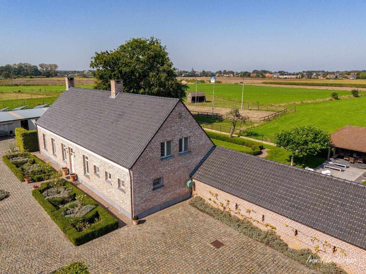 Hoogwaardig afgewerkte villa met stalgebouw en aanpalende weides op ca. 1,7 ha  te Herenthout 