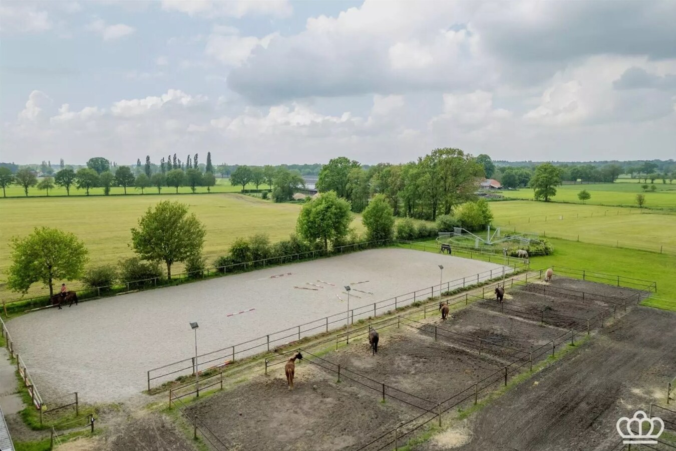 Magnifiquement situ&#233;e, charmante maison avec des installations pour chevaux sur environ 1,8 ha &#224; Essen. 