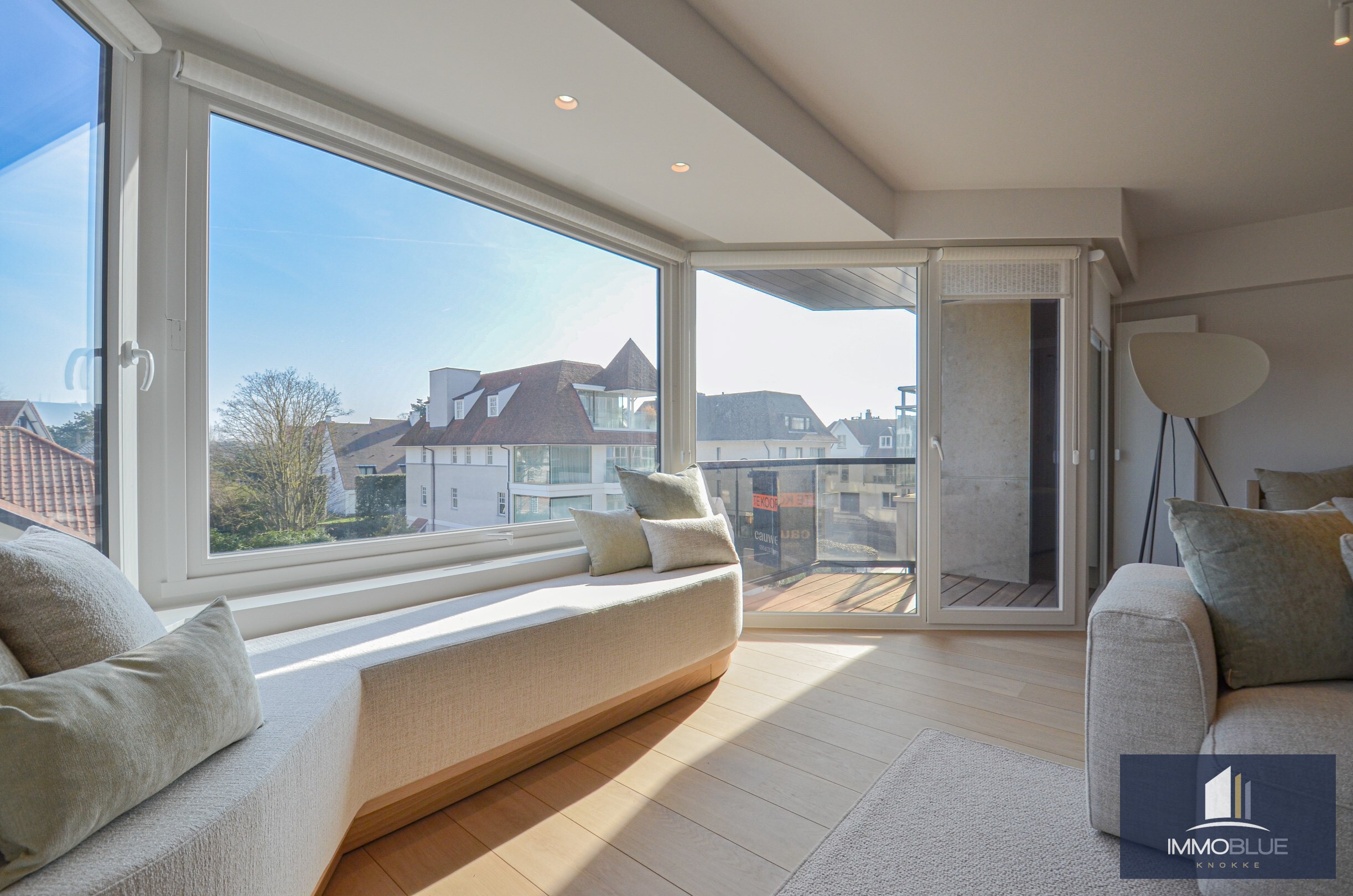 Volledig gerenoveerd, tijdloos appartement met open zicht en een royale gevelbreedte. 