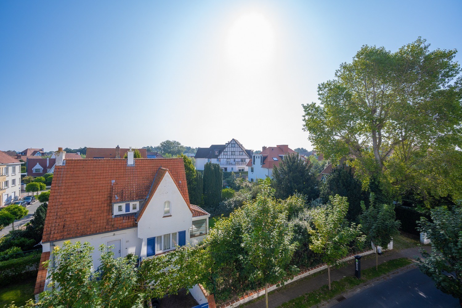 Appartement de 2 chambres enti&#232;rement r&#233;nov&#233; avec une magnifique VUE D&#201;GAG&#201;E sur les villas de l&#39;avenue Churchill. 