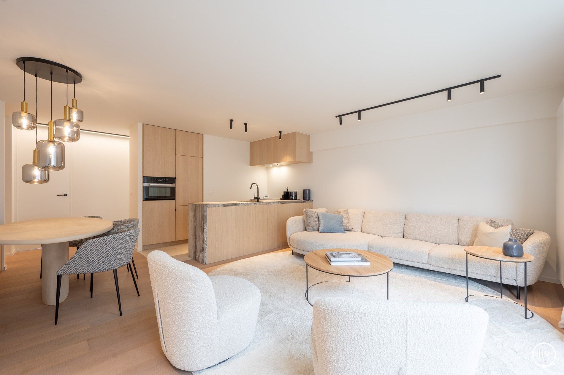 Prachtig gerenoveerd 3 slaapkamerappartement centraal gelegen vlakbij de Lippenslaan te Knokke. 