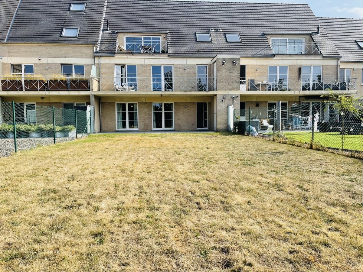 Appartement op het gelijkvloers met terras, grote tuin en garage 