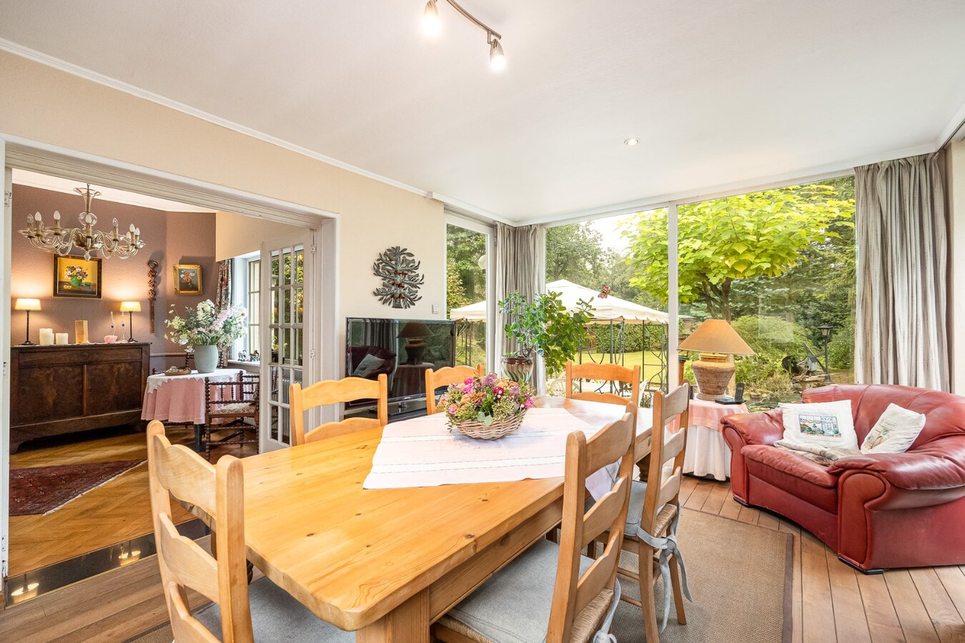 Karaktervolle villa op een perceel van  1.779 m&#178; te Schilde op wandelafstand van het centrum 