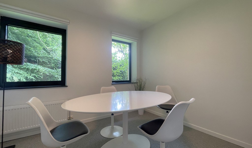 Recent gerenoveerd kantoorgebouw te huur in Mechelen