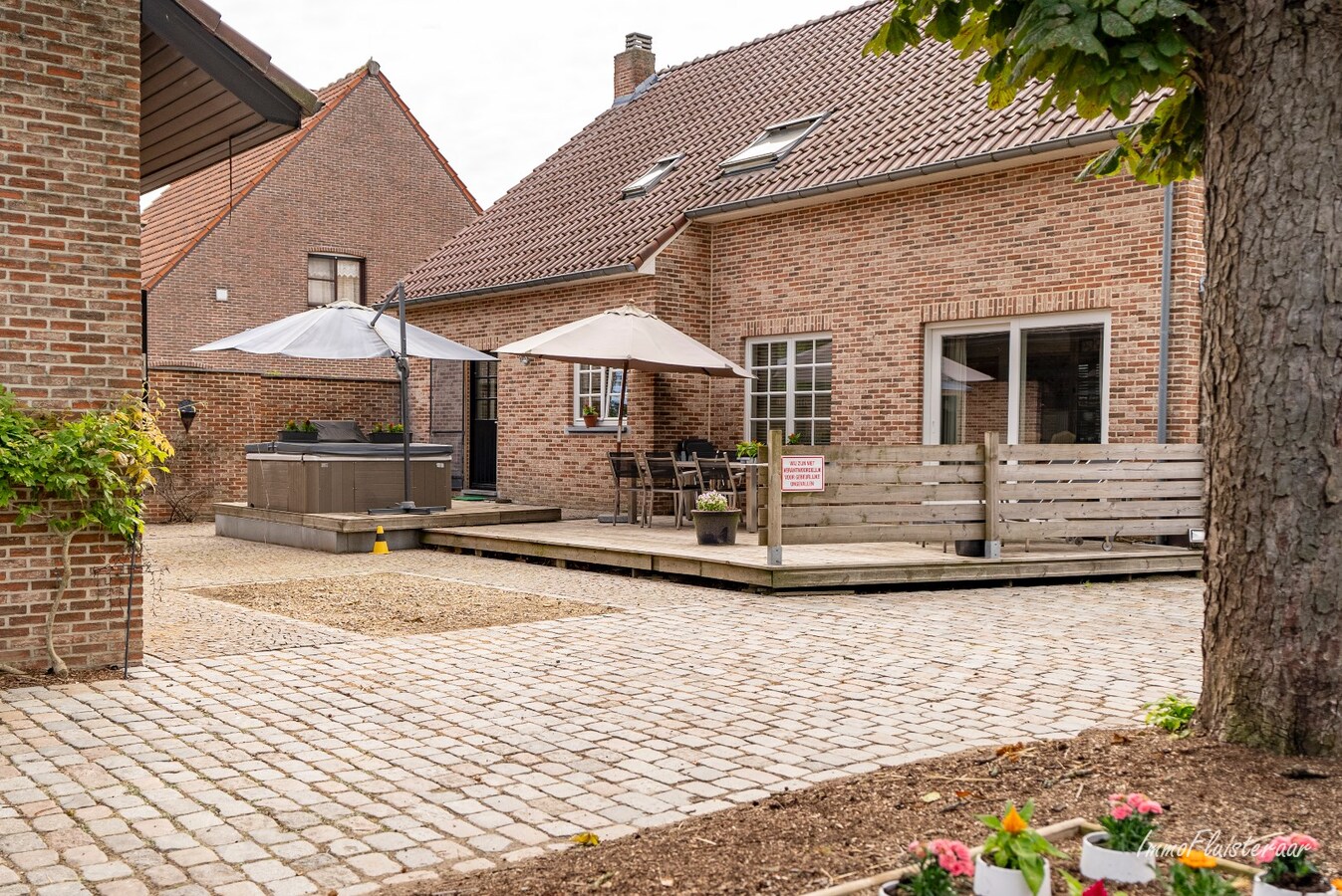 Uniek landhuis met uitgebreide paardenaccommodatie op ca. 1ha te Diepenbeek 