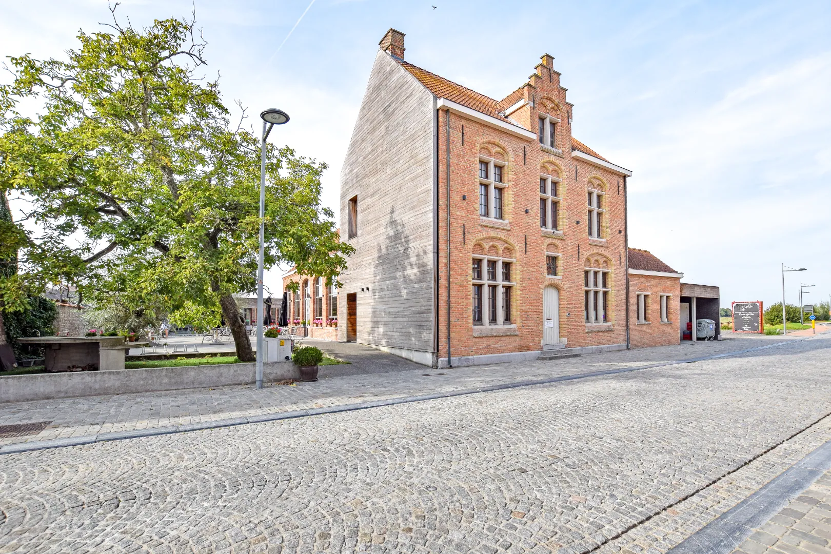 Uniek eigendom te Nieuwkapelle (voormalige school) op 2033 m².
