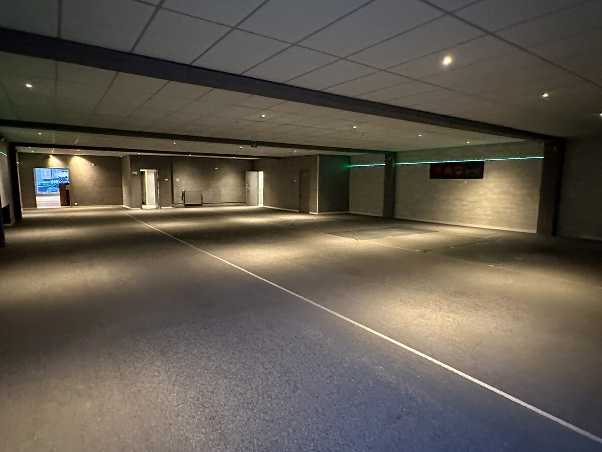 Handelspand 546 m&#178; met veel mogelijkheden en 8 parkeerplaatsen 