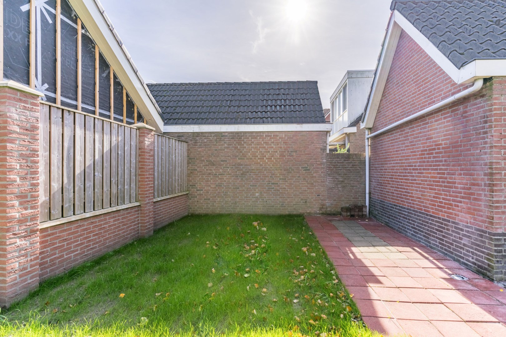 Vrijstaande woning met vrijstaande garage en tuin. Levensloopbestendig. Energielabel C. 