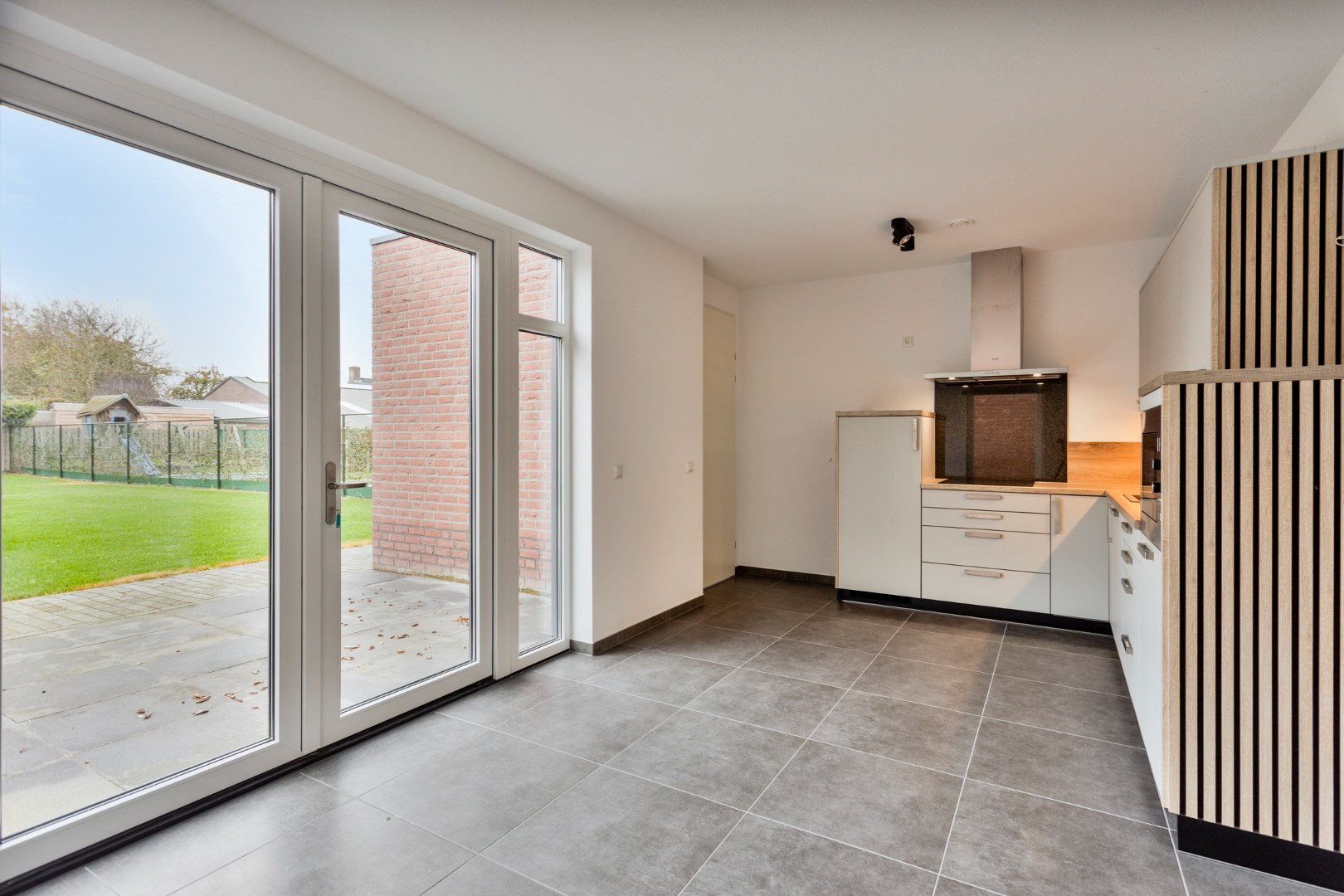 Moderne levensloopbestendige vrijstaande woning met vier slaapkamers, twee badkamers en riante tuin op een ruim perceel van 643 m2 