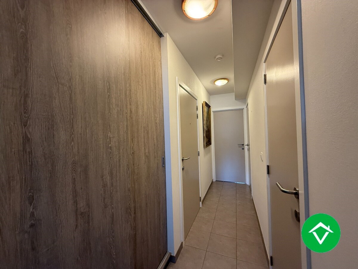 Gelijkvloers appartement op een centrale ligging met &#233;&#233;n slaapkamer, tuin en autostaanplaats te Roeselare 