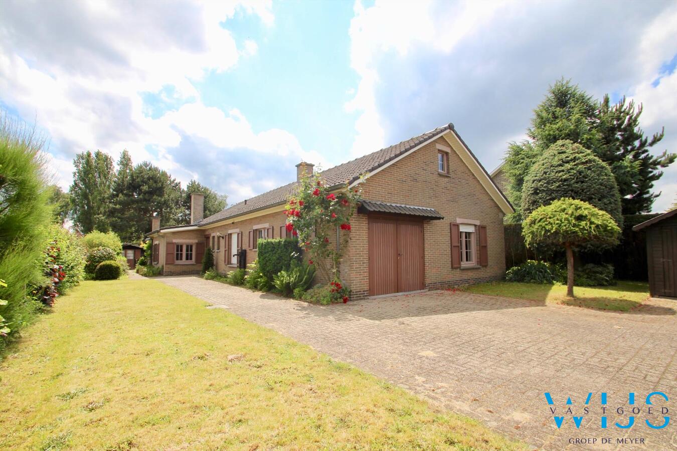 Op te frissen bungalow op een prachtig perceel van 960 vierkante meter te Oostakker ! 