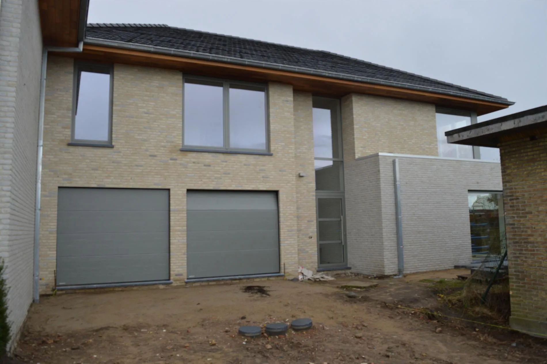 Halfopen nieuwbouw woning te huur met 4 slaapkamers te Oudenburg. 