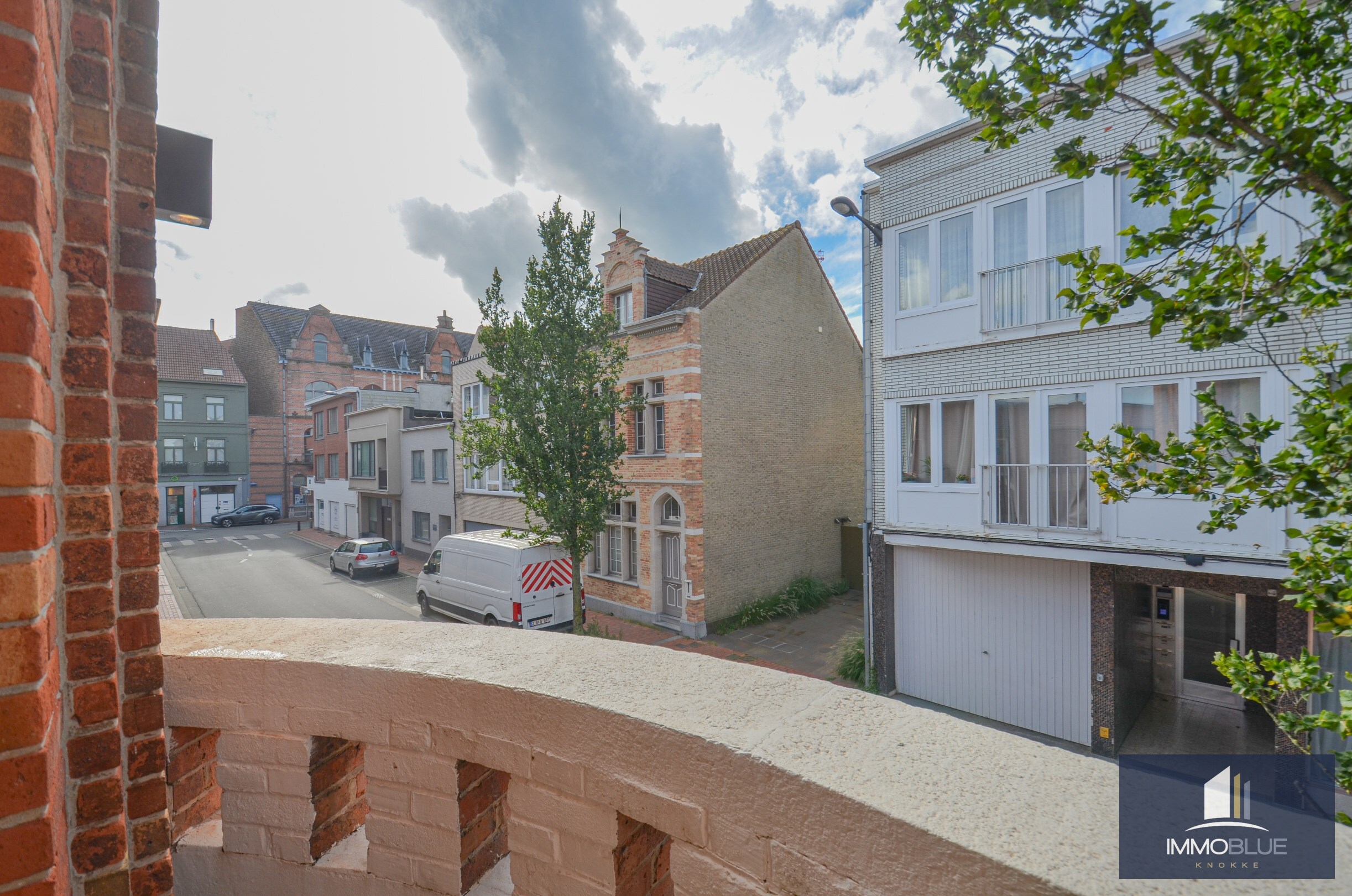 EXCLUSIEF : Tweeslaapkamerappartement met terras gelegen in een kleinschalige nieuwbouwresidentie in Art Deco-stijl. 