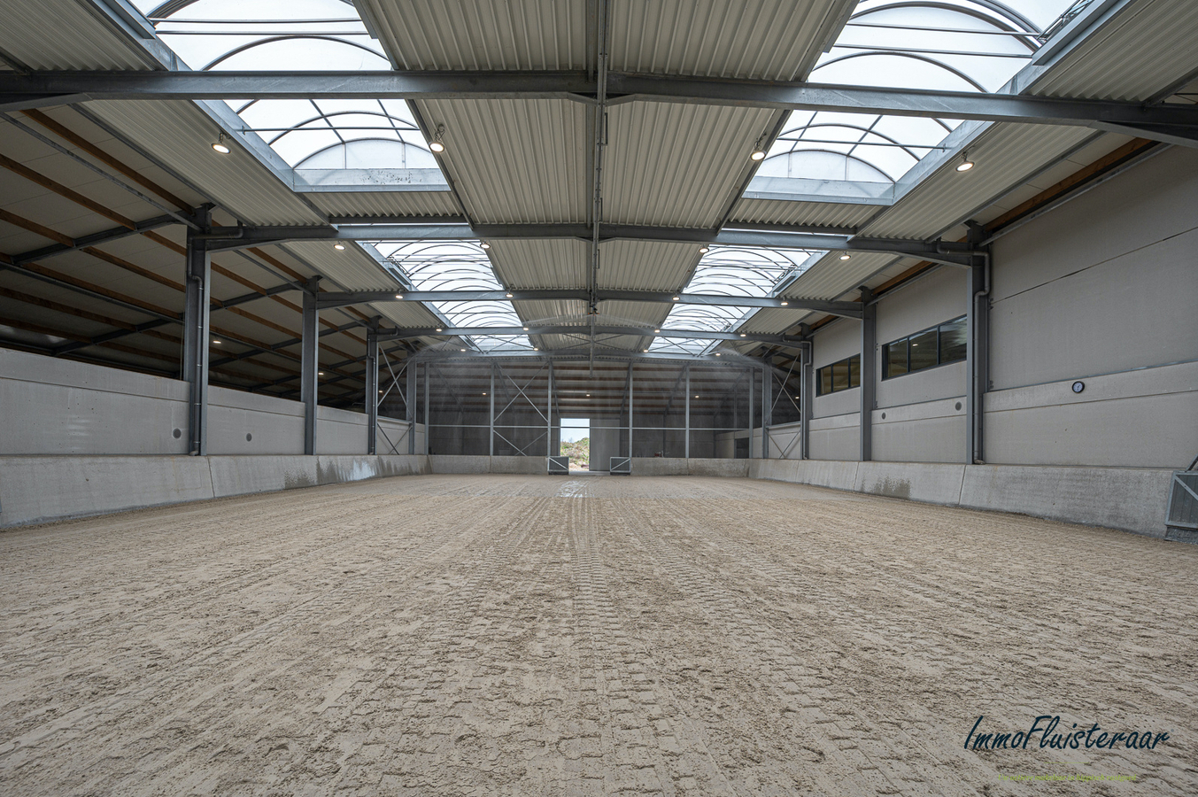 Nieuwbouw hippisch centrum met casco villa te West-Vlaanderen. 