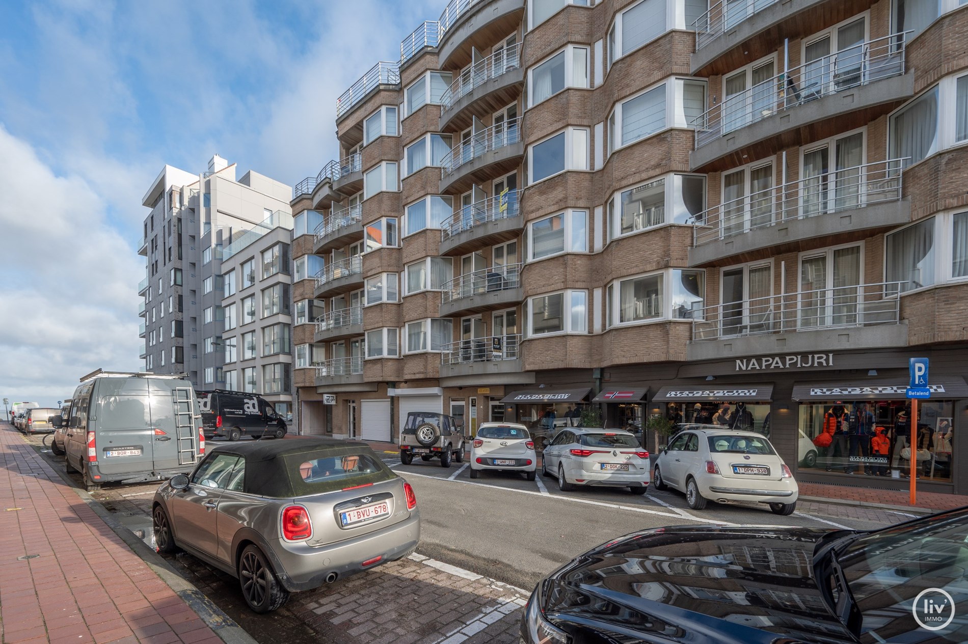 Mooi gerenoveerd appartement met zijdelings zeezicht gelegen vlakbij het Driehoeksplein en de zeedijk te Knokke. 