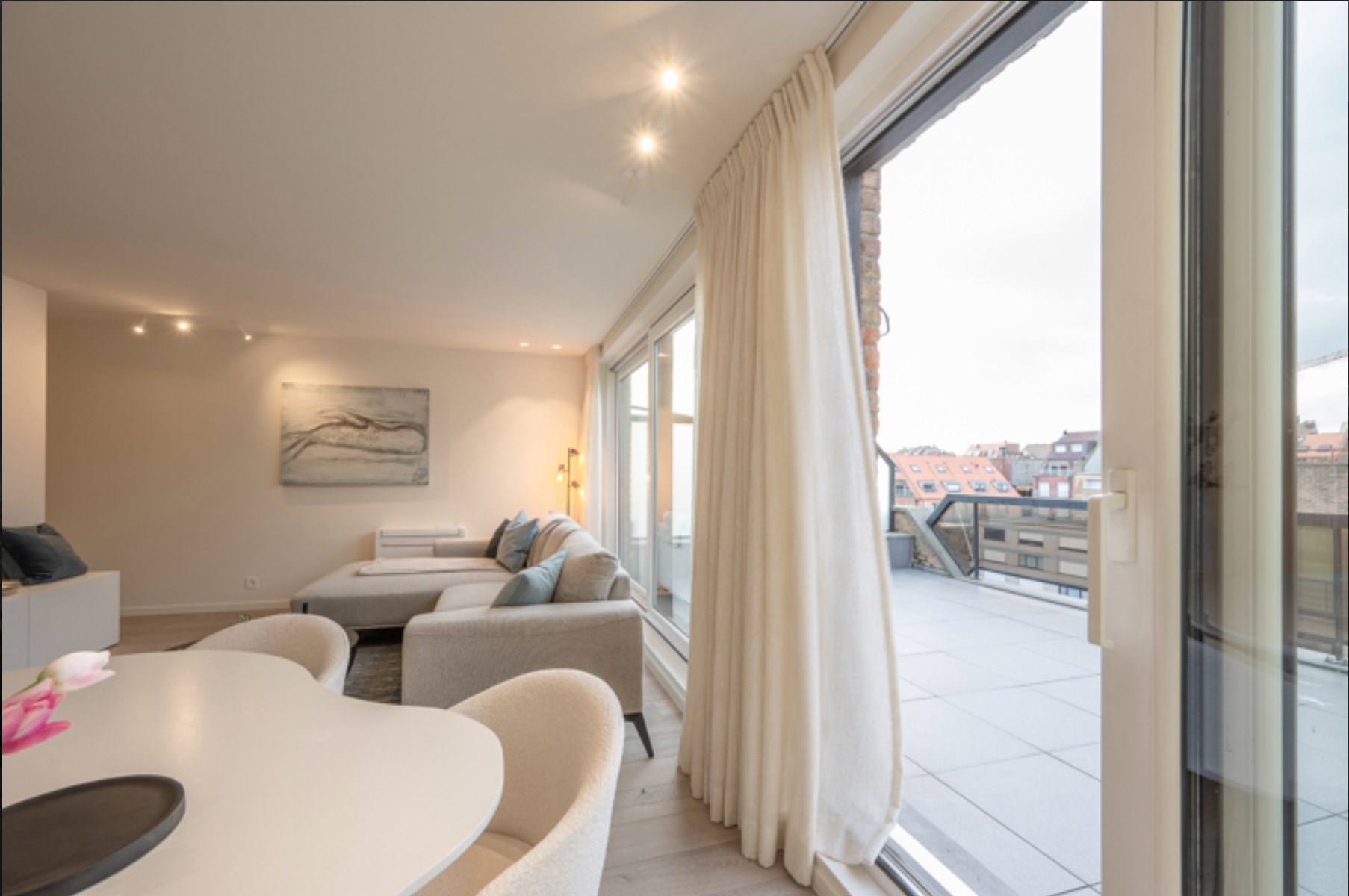 Integraal gerenoveerd dak-appartement met zonne-terrassen op 20 meter wandelafstand van de zeedijk-Albertstrand. 