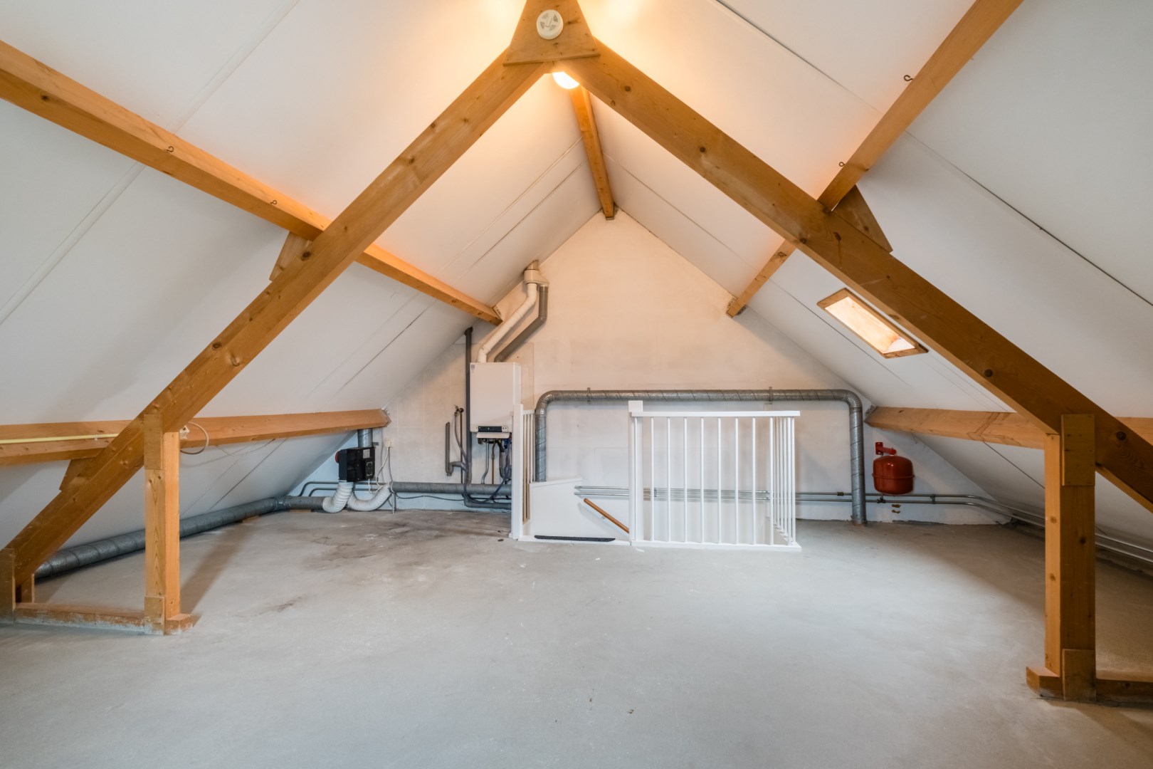 Verrassend ruime hoekwoning met garage, carport en tuin. Rustige ligging in een woonwijk nabij een basisschool en buitengebied. Energielabel B. 