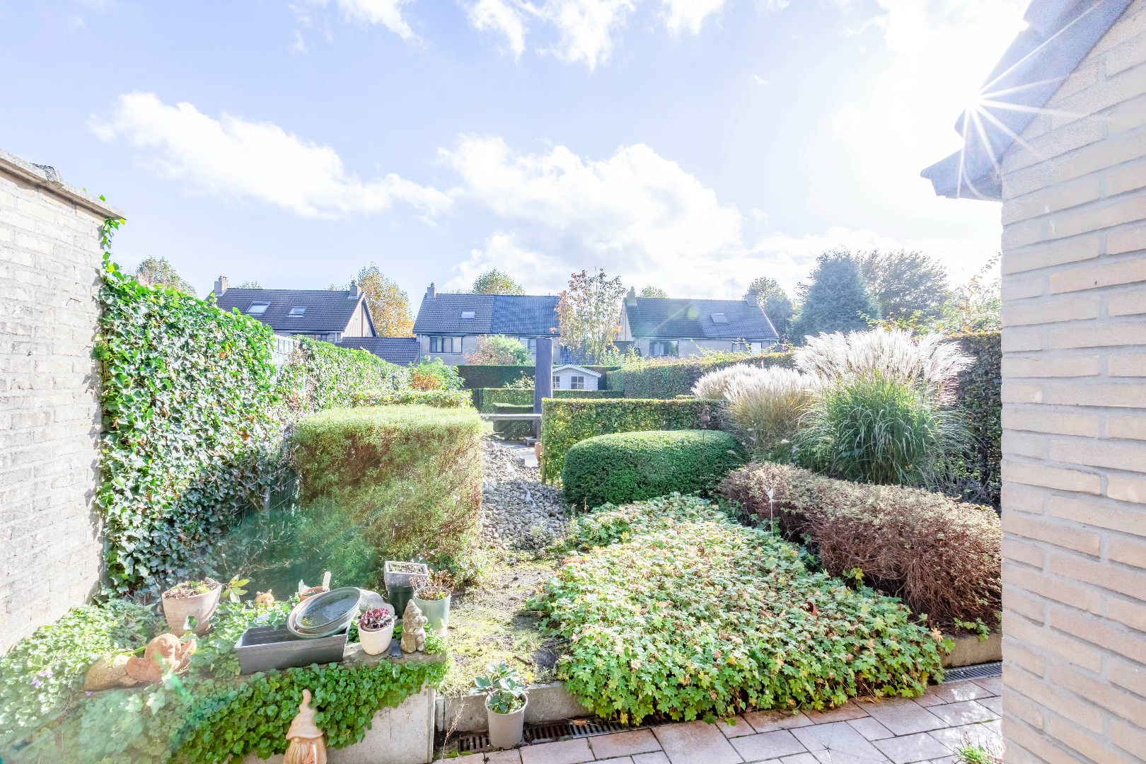 Verzorgde en instapklare halfopen bebouwing met zuidertuin en garage. 