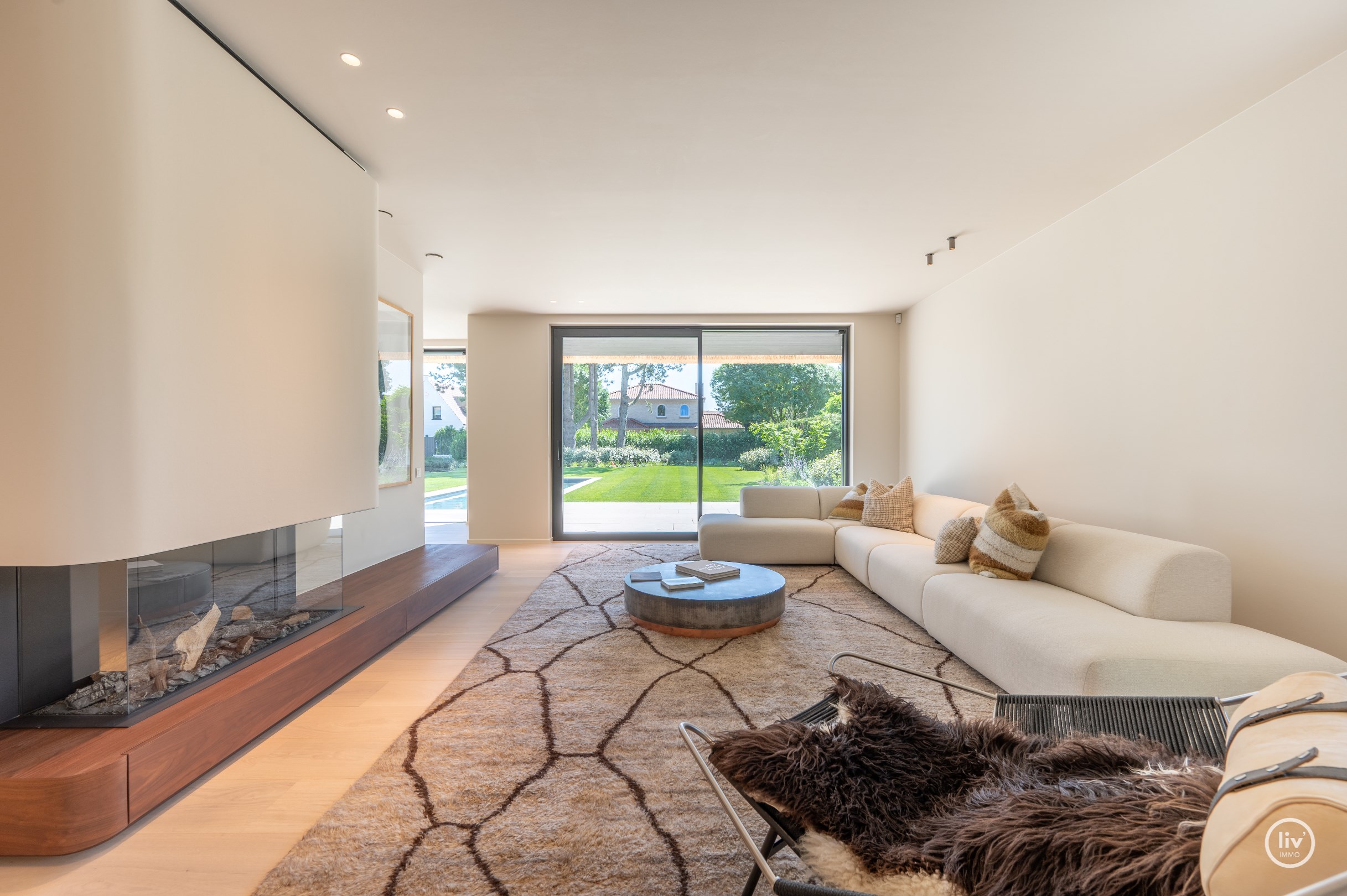 Journ&#233;e portes ouvertes samedi 4/07 de 14h &#224; 16h. Villa neuve exclusive avec piscine et jardin orient&#233; sud sur un grand terrain de 1.071m2. 