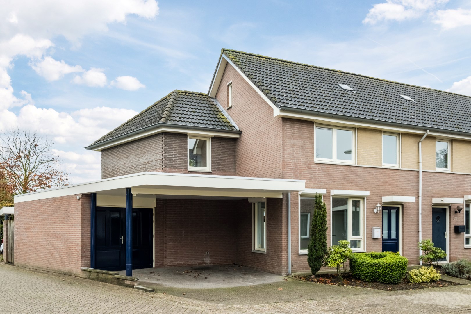 Verrassend ruime hoekwoning met garage, carport en tuin. Rustige ligging in een woonwijk nabij een basisschool en buitengebied. Energielabel B. 