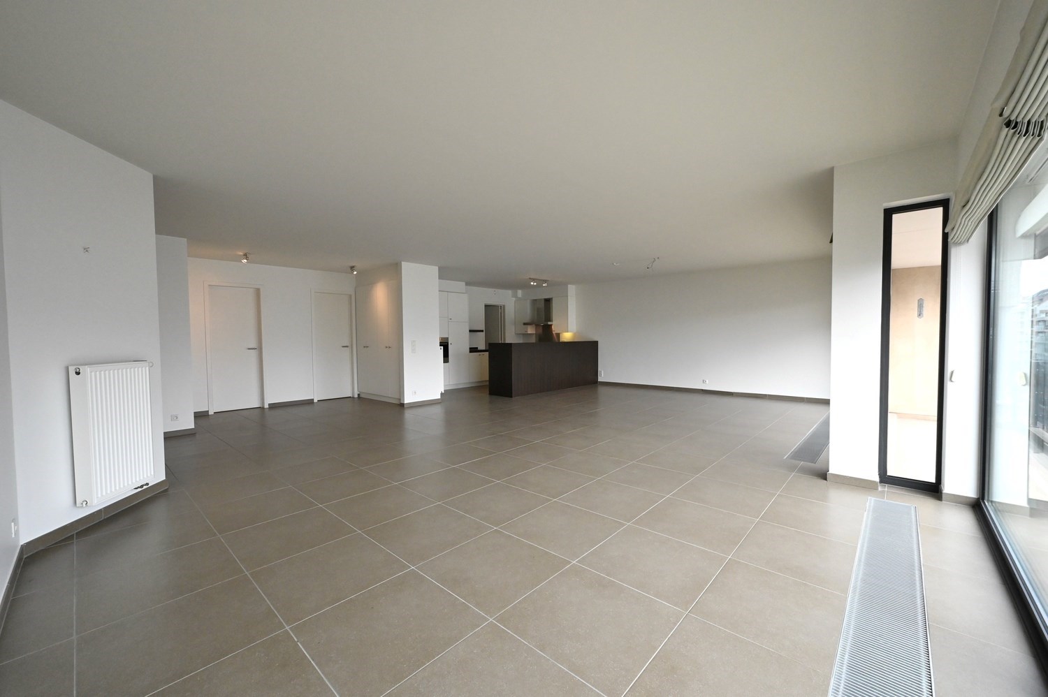 ONGEMEUBELD - Woonappartement in een rustige residentie, op de Lippenslaan (10m fa&#231;ade!). 