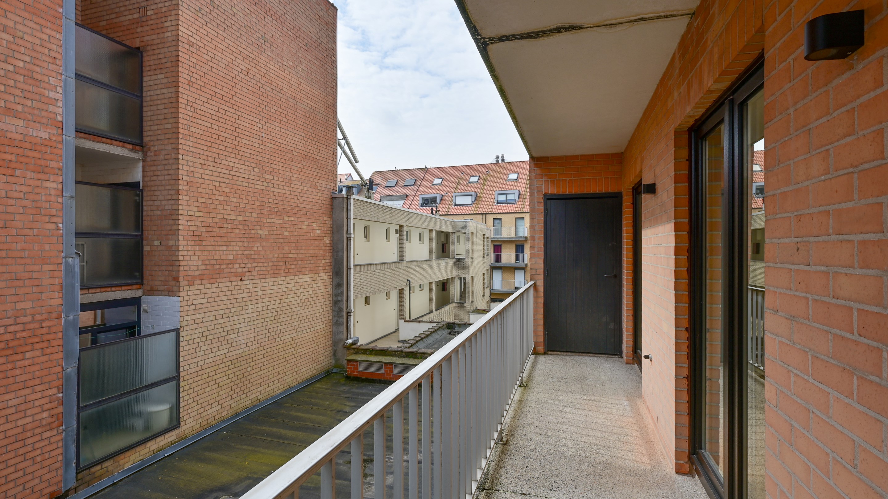 Mooi gerenoveerd 3 slaapkamer-appartement met zijdelings zeezicht vlakbij het Rubensplein te Knokke. 