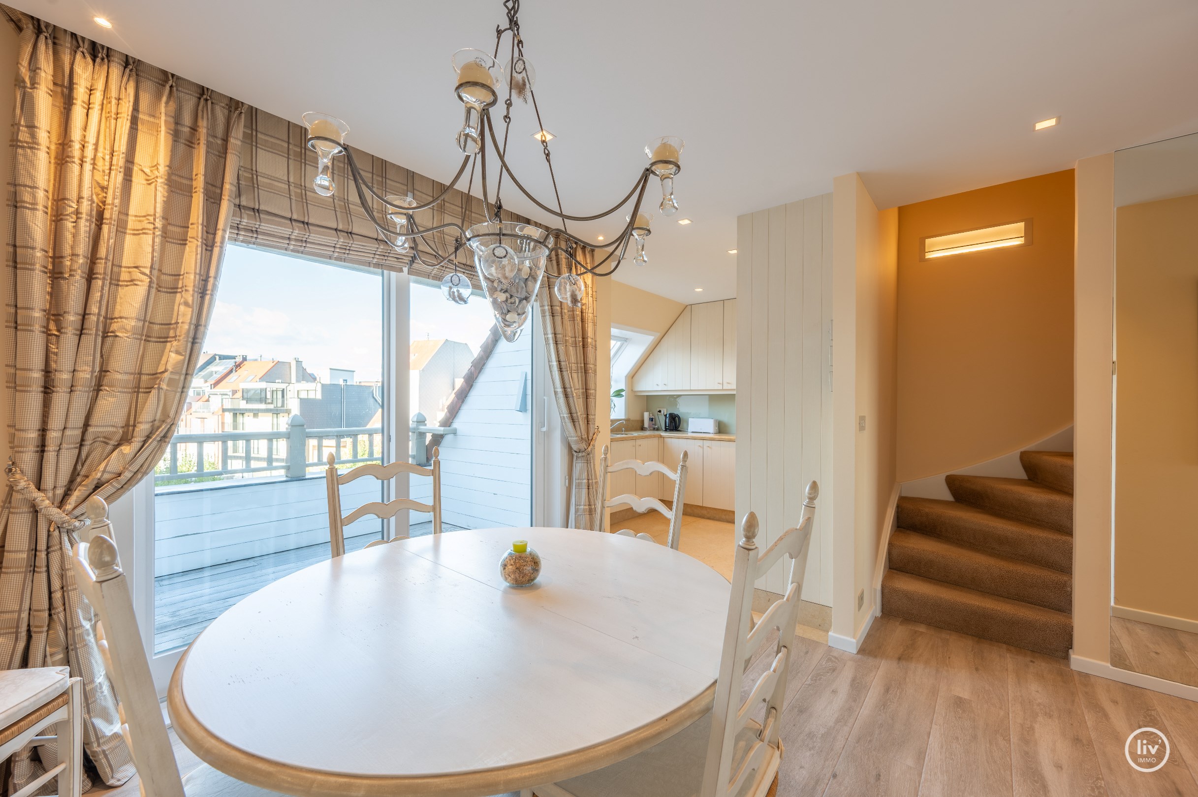 Appartement exceptionnel avec une magnifique terrasse ensoleill&#233;e et une vue panoramique sur les villas du Zoute, situ&#233; entre le centre de Knokke. 