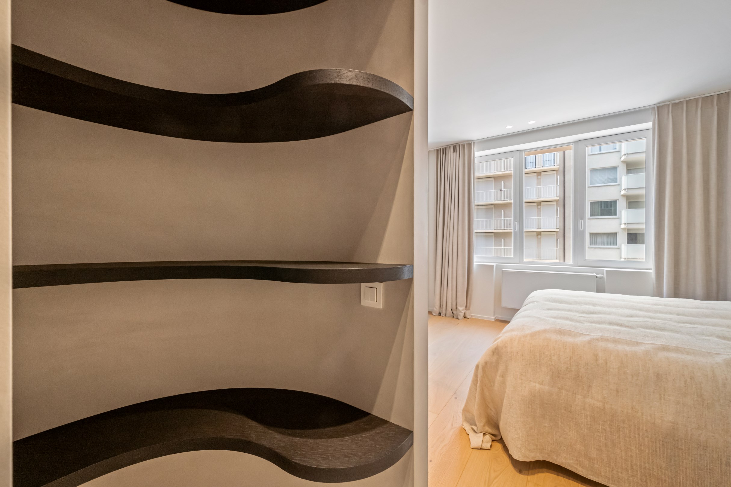 Appartement de trois chambres &#233;l&#233;gamment r&#233;nov&#233; avec vue d&#233;gag&#233;e sur la Kustlaan. 