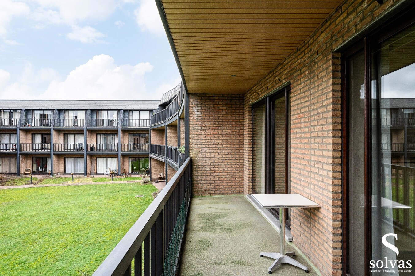 zuid-geori&#235;nteerde Serviceflat met ruim terras in hartje Maldegem MET garage 