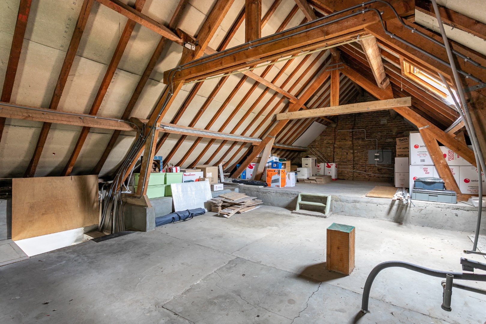 Ruime 4-gevelwoning met 3 slaapkamers, garage en uitbreidingsmogelijkheden (mog. extra slaapkamers,/hobby- of werkruimte) op 9a 39ca 