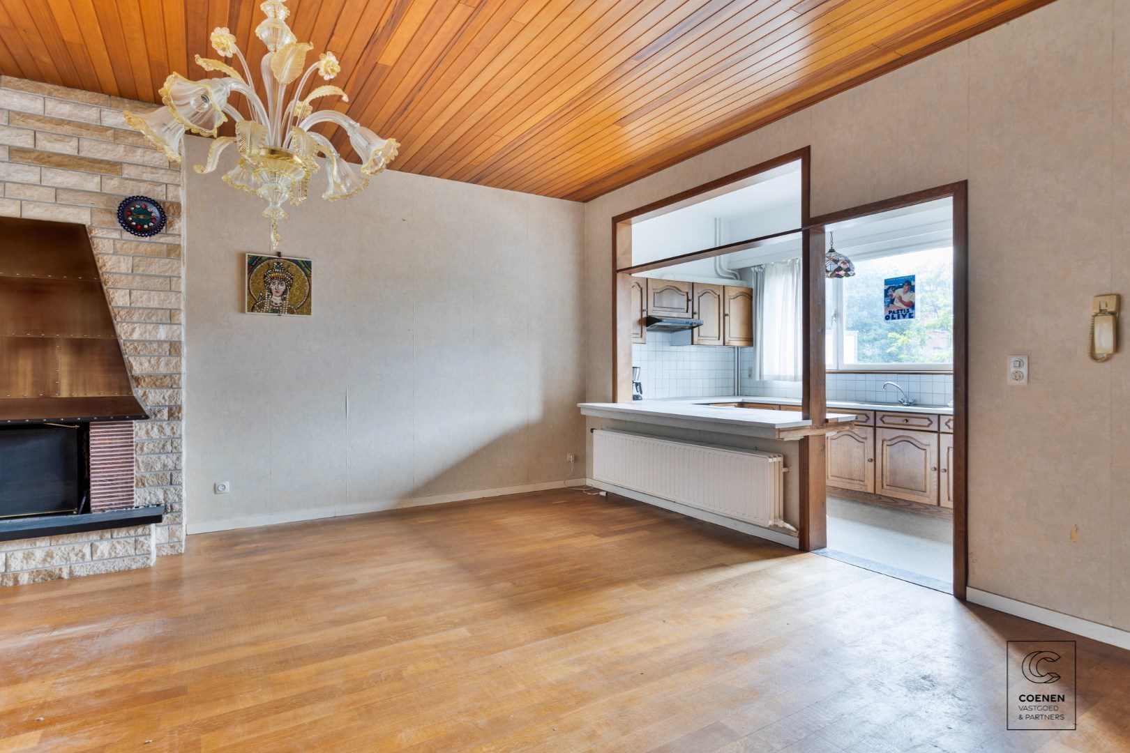 Te renoveren bel-&#233;tage woning (147 m&#178; bew. opp.) met 2 slaapkamers en tuin, centraal gelegen in Borsbeek! 